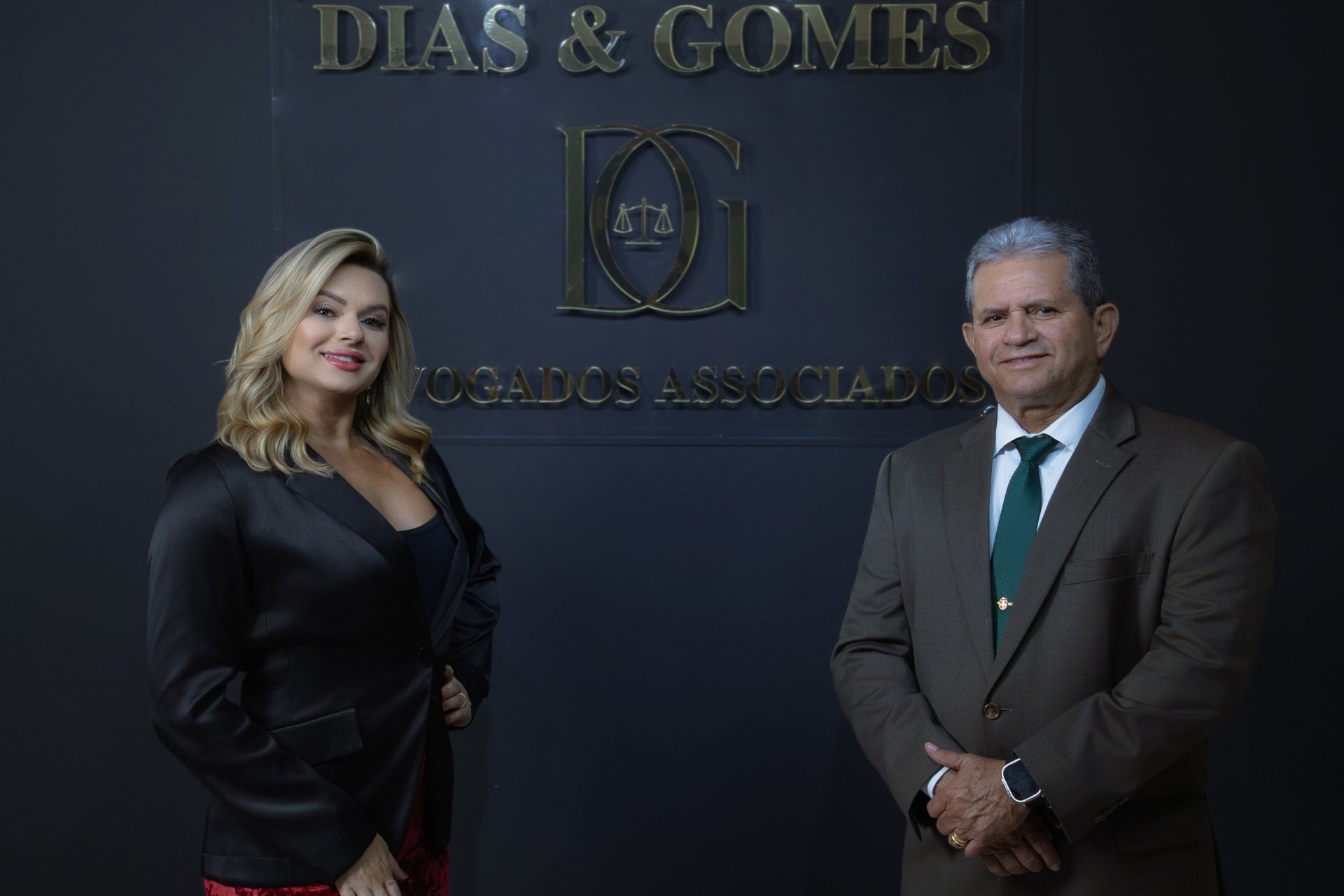 gray computer monitor