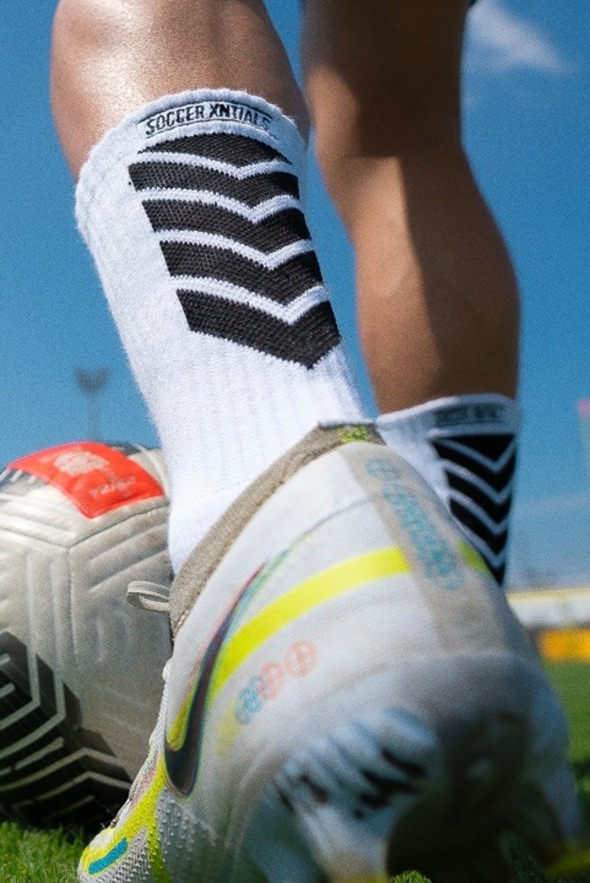 black and white bed linen