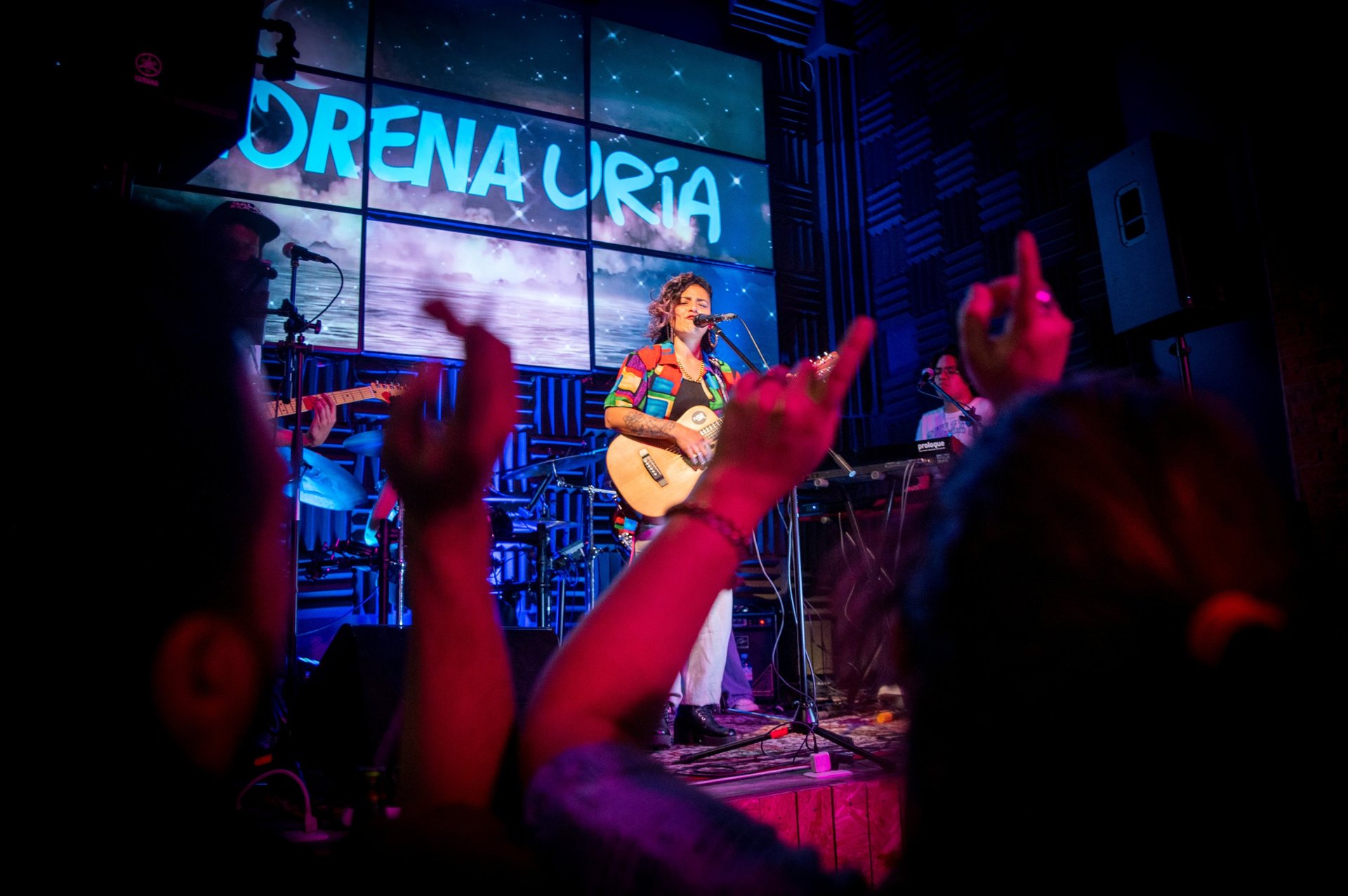 Lorena Uría cantando con su banda "The Party Sheets" en el evento "Fiesta Cassette" en Rock and Pez, Miraflores, Lima, Perú.