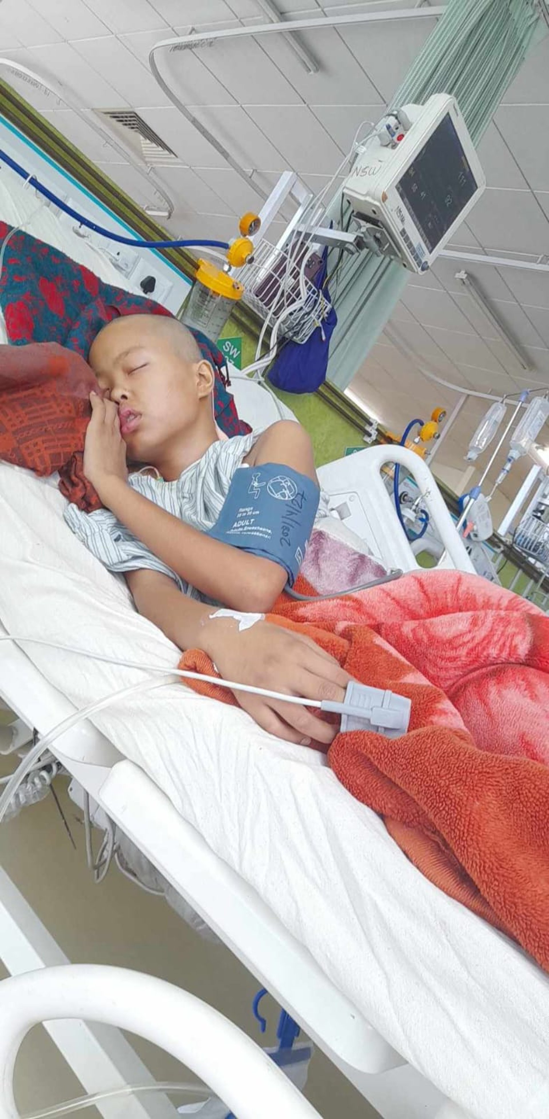 black and white bed linen