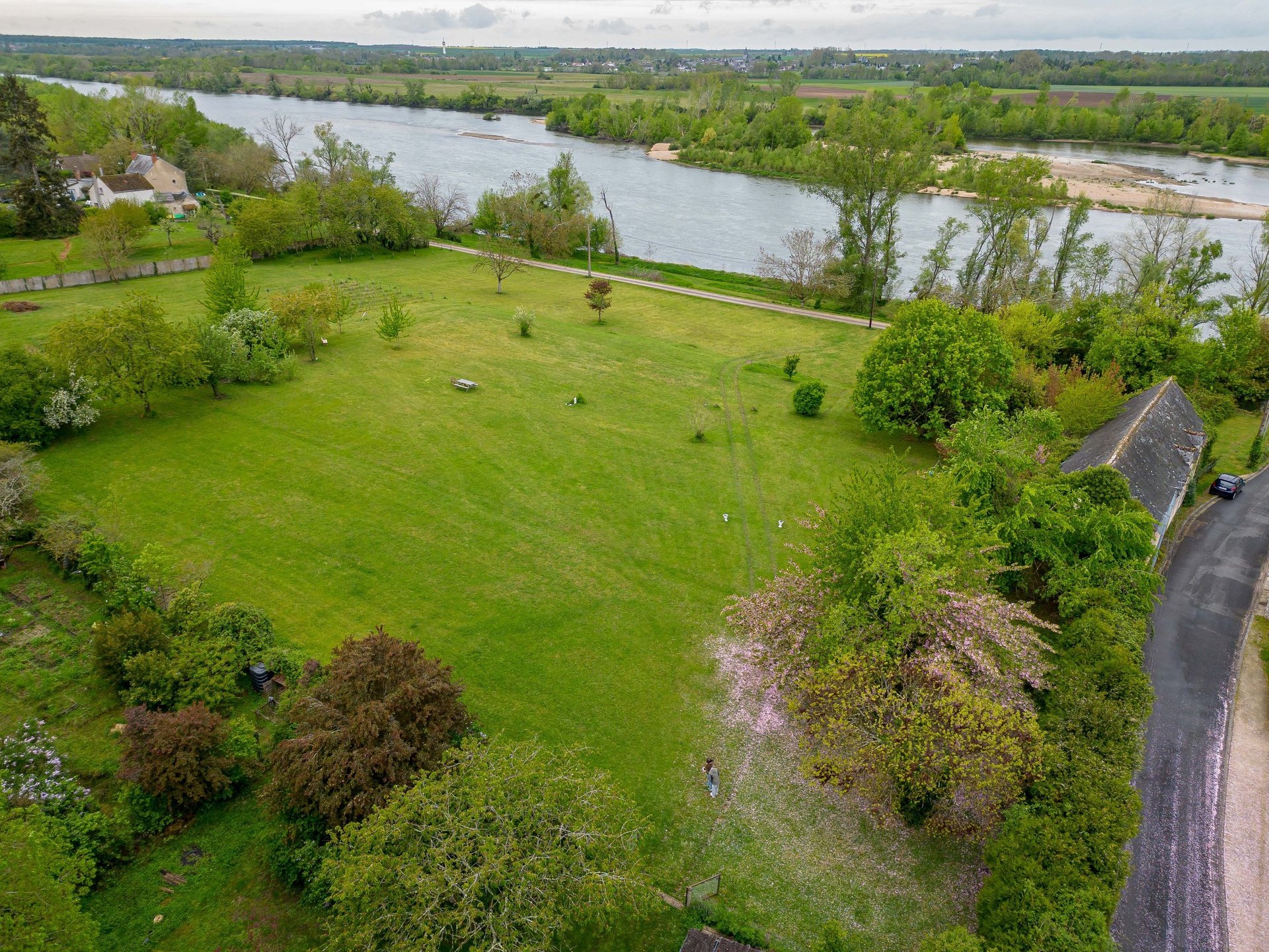 black and white bed linen