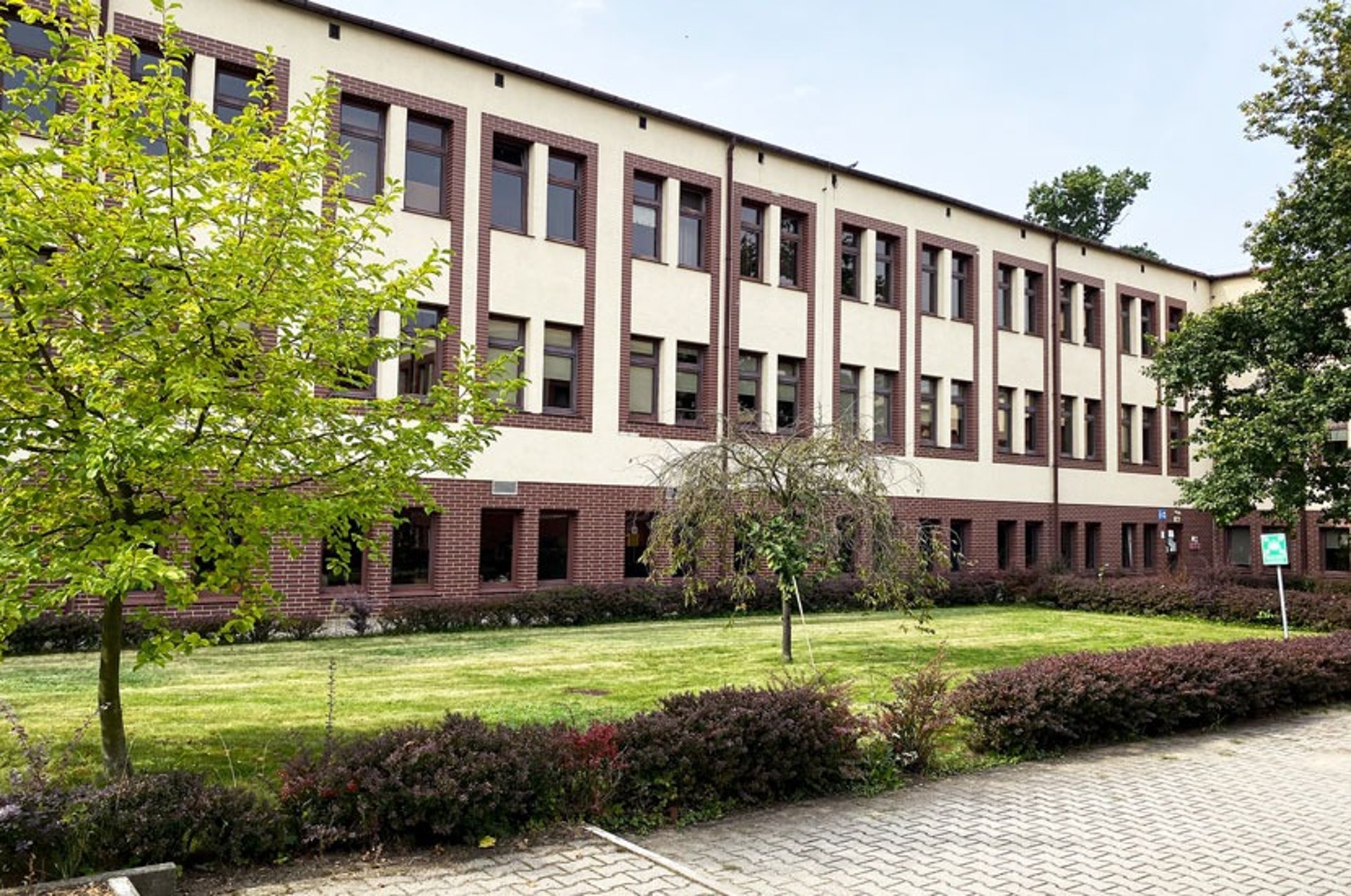 gray computer monitor