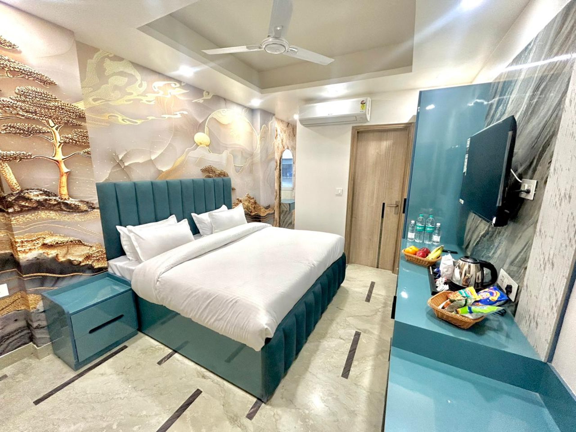 black and white bed linen