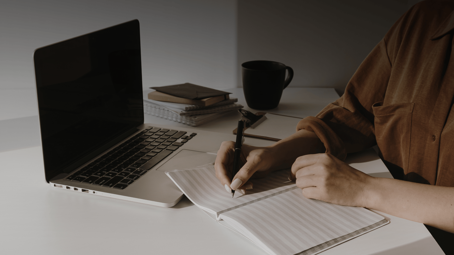 black and white bed linen