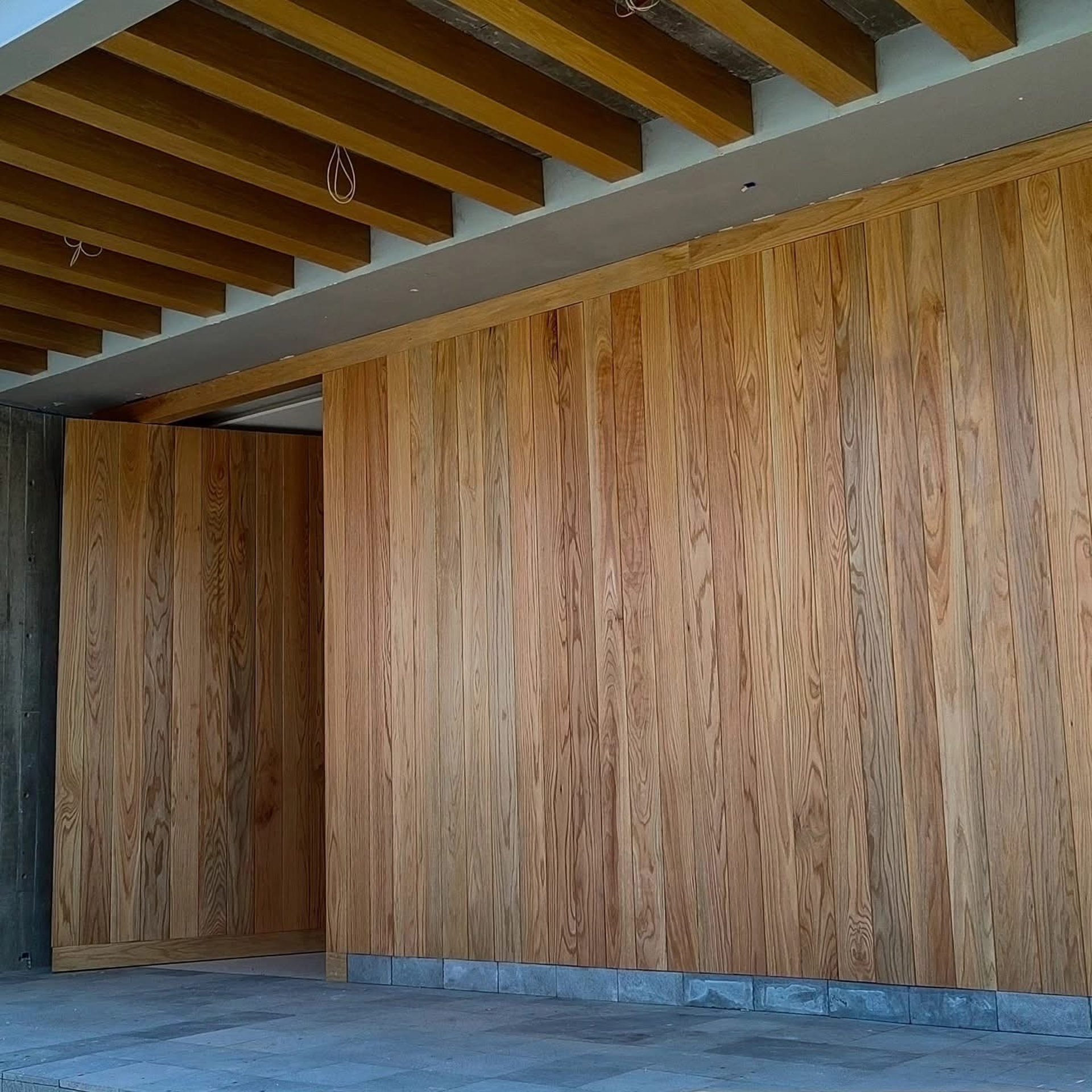 gray computer monitor