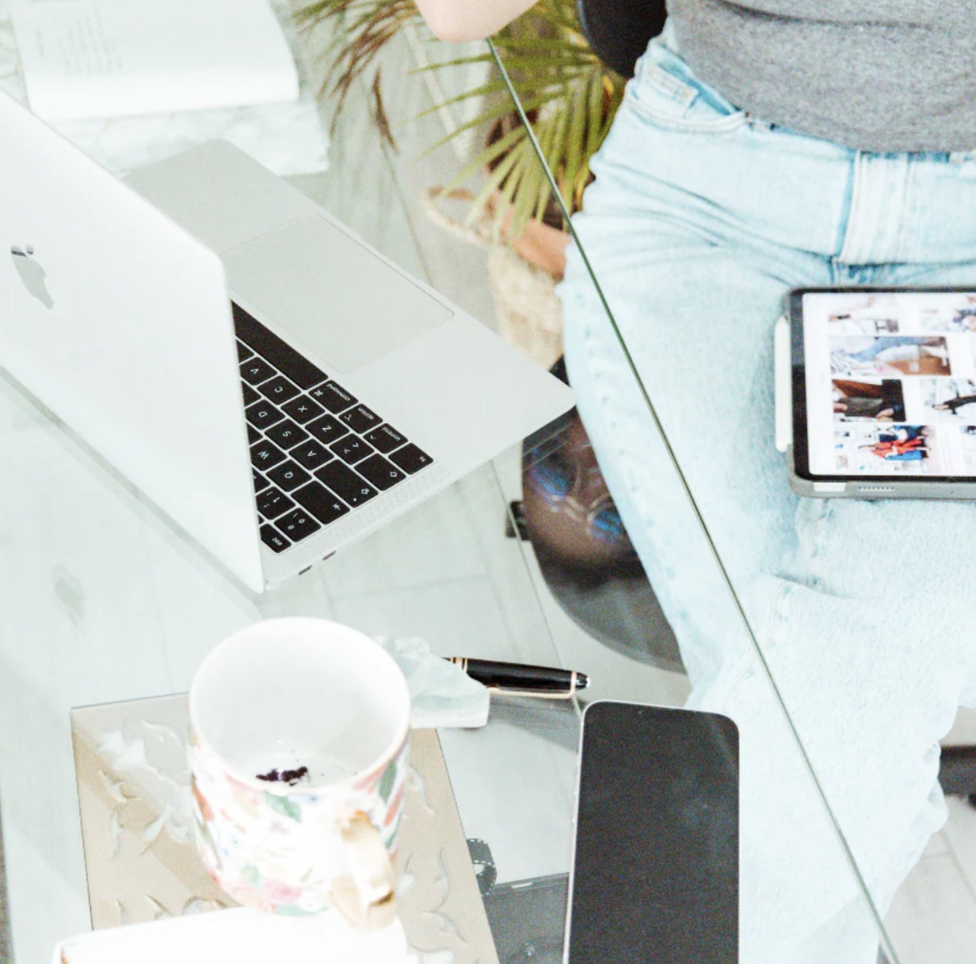 gray computer monitor