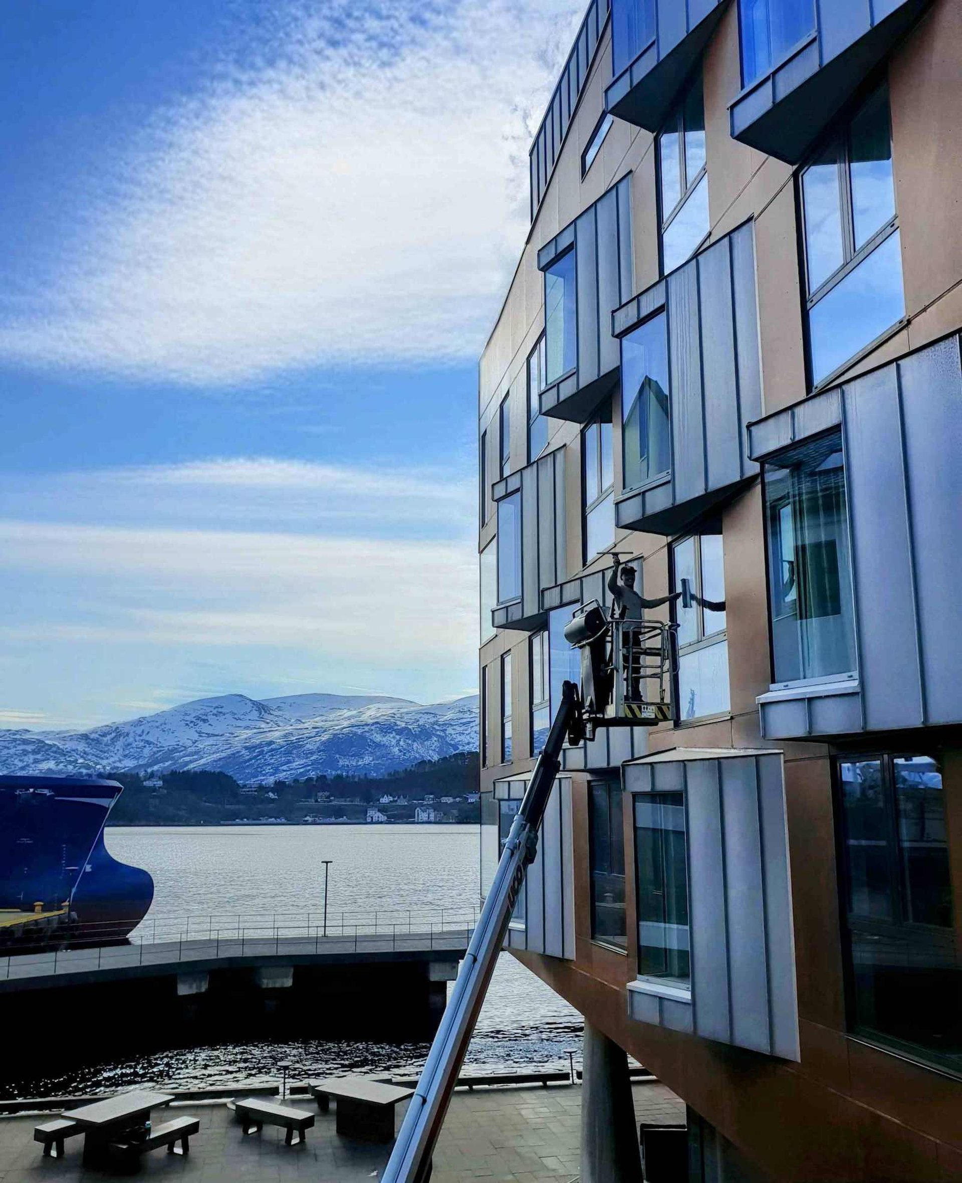 gray computer monitor