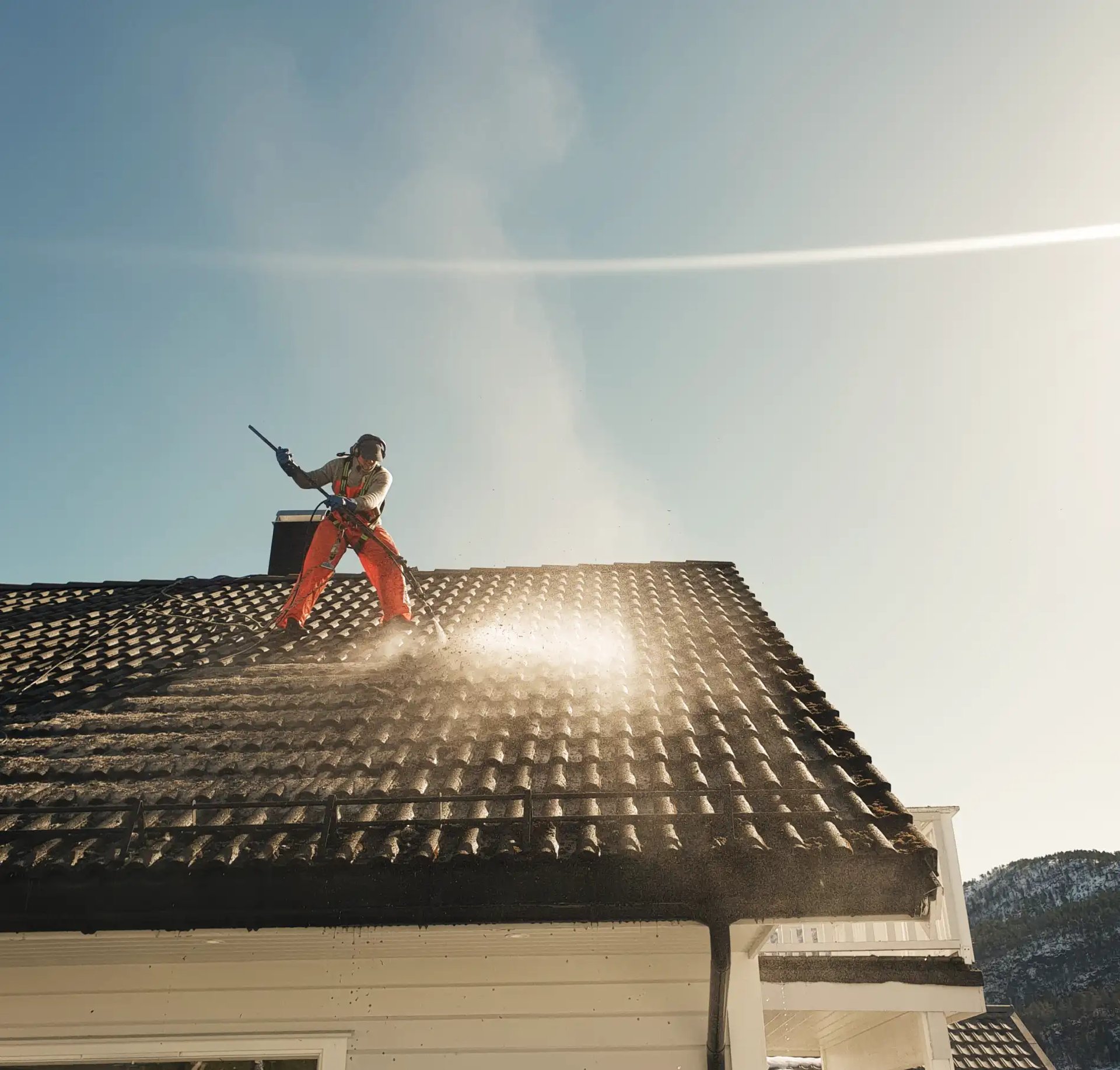 Sebastian vasker taket på enebolig-hero