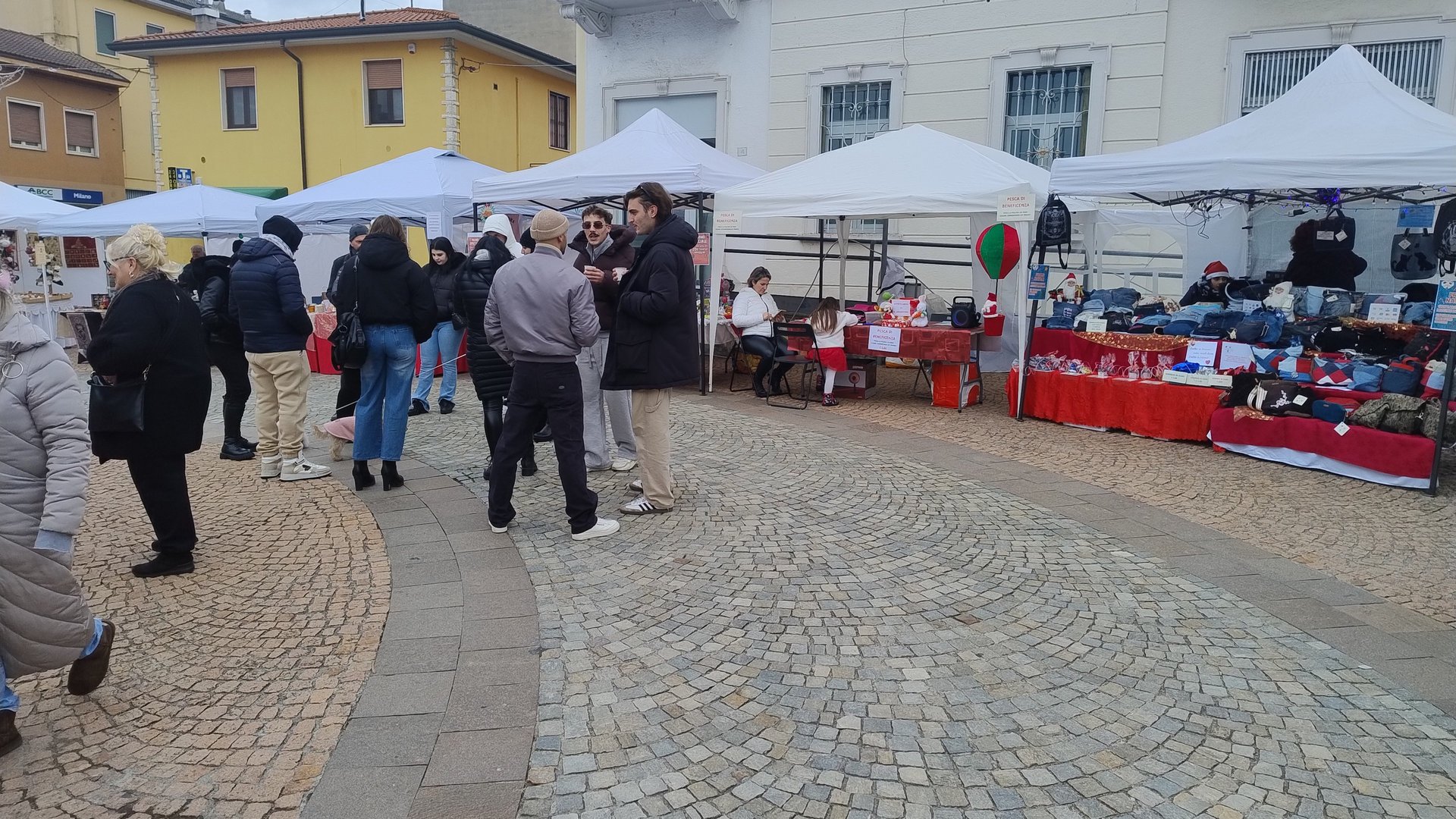 gray computer monitor