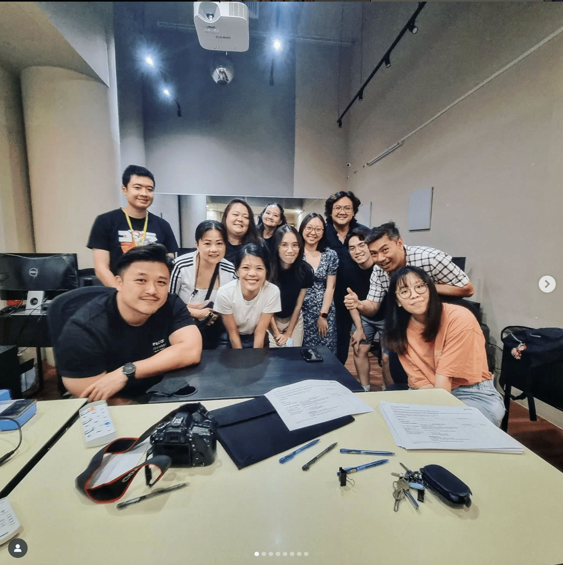 gray computer monitor