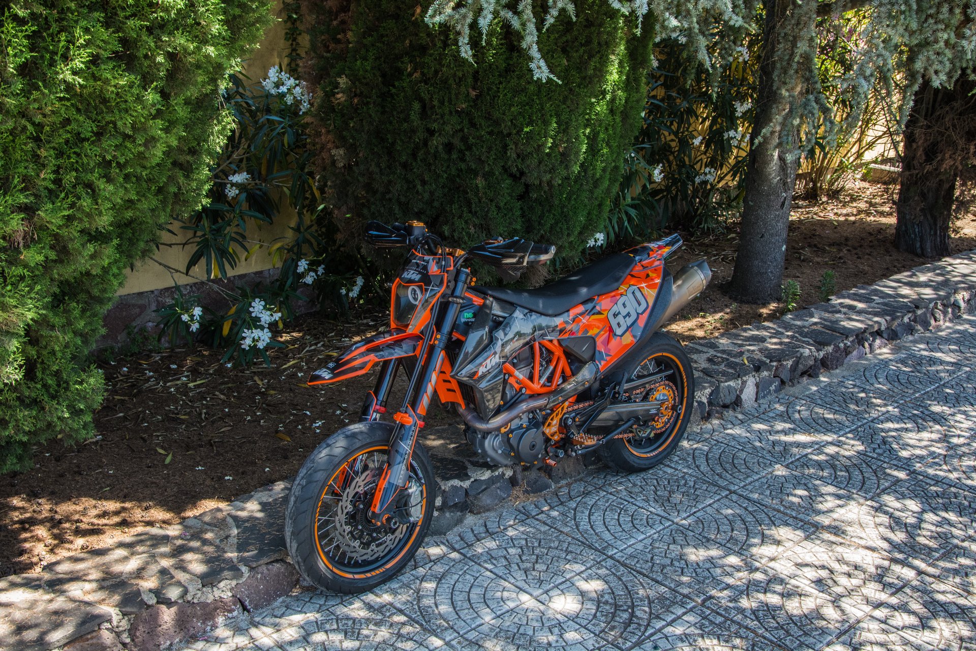 black and white bed linen