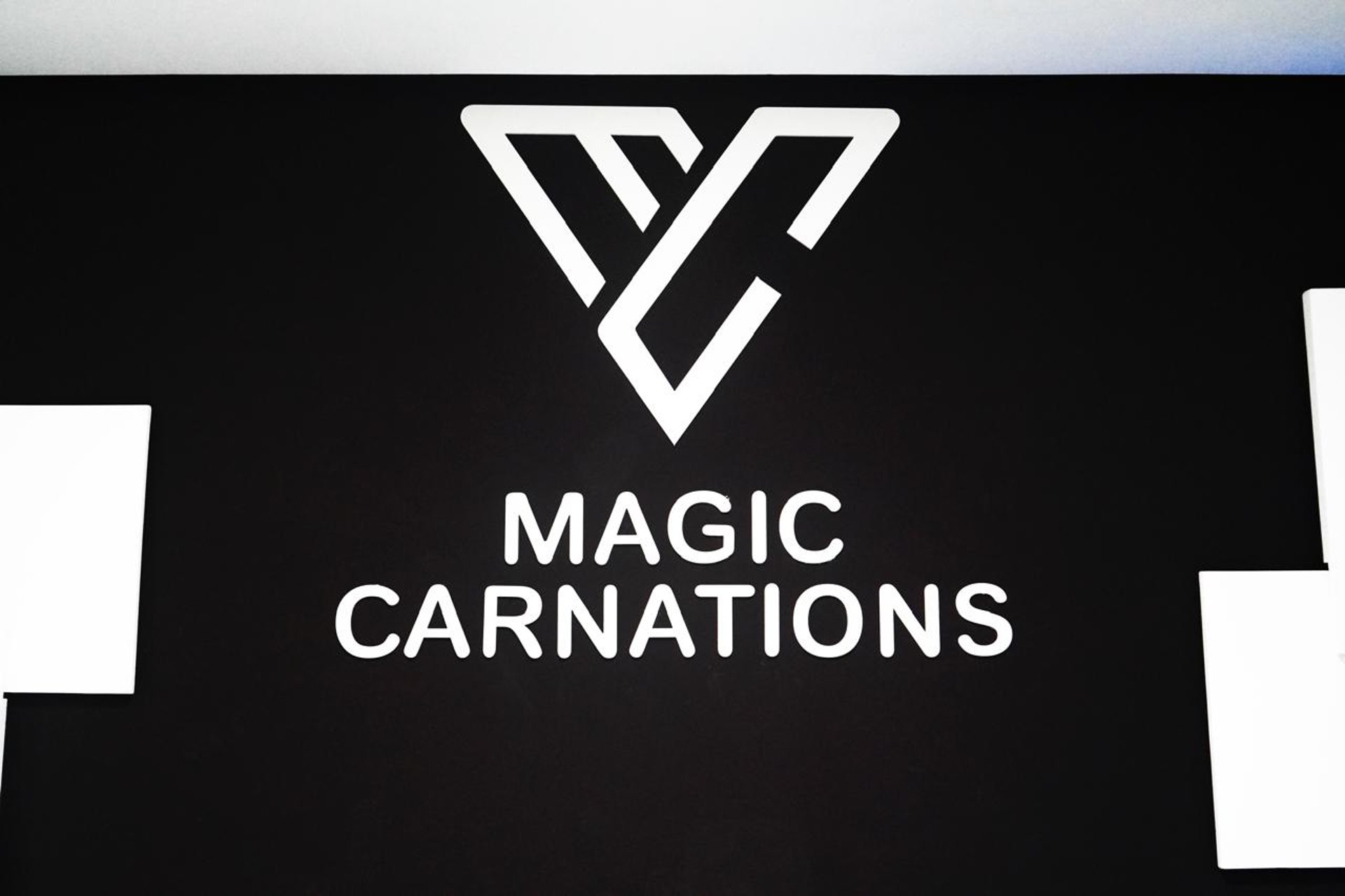 gray computer monitor