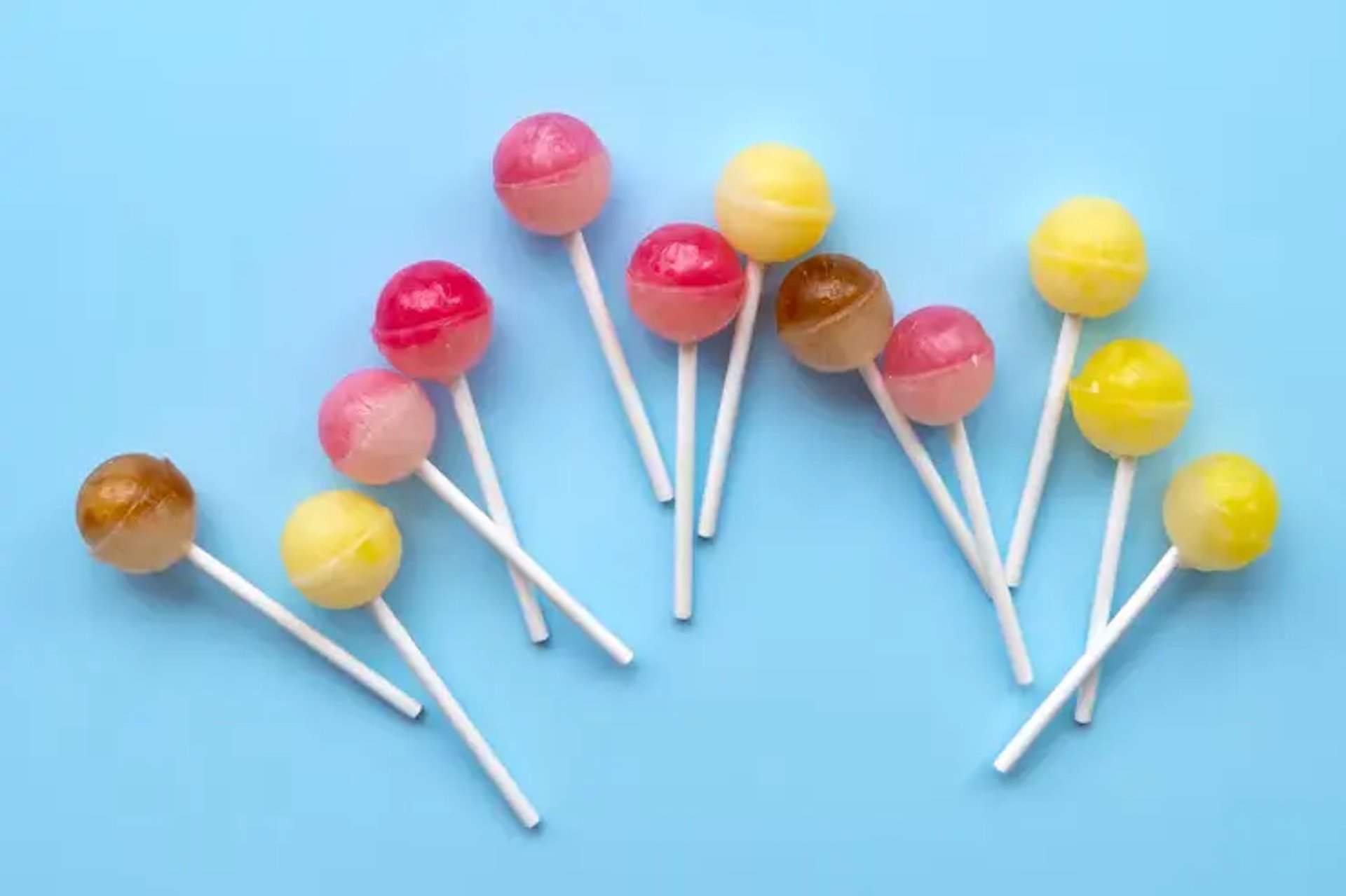 Dulce variedad de paletas de caramelos con y sin chile