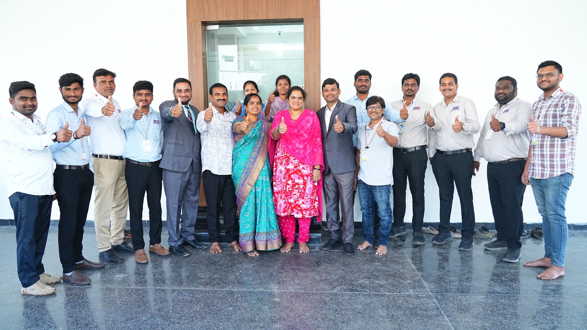 gray computer monitor