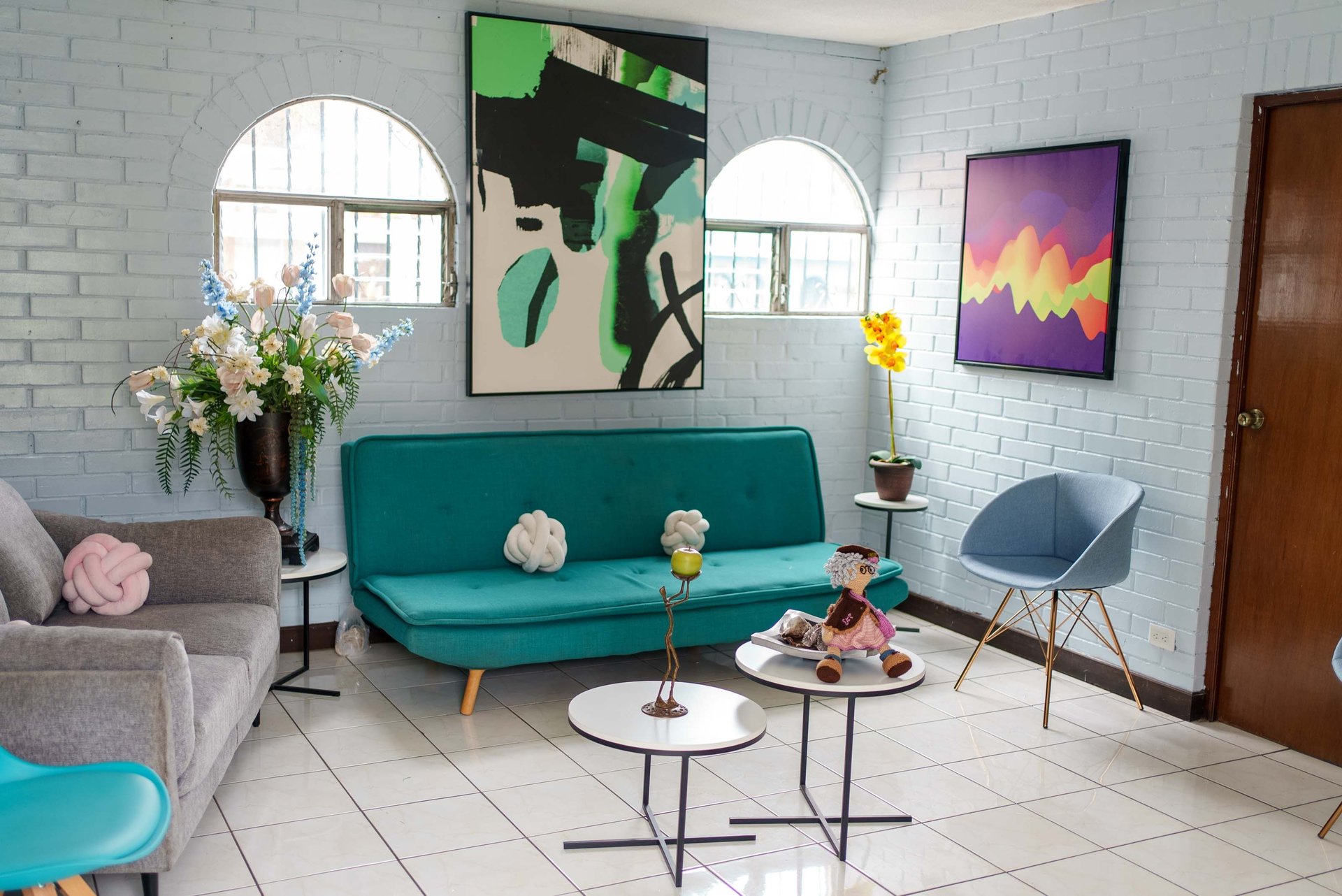 gray computer monitor