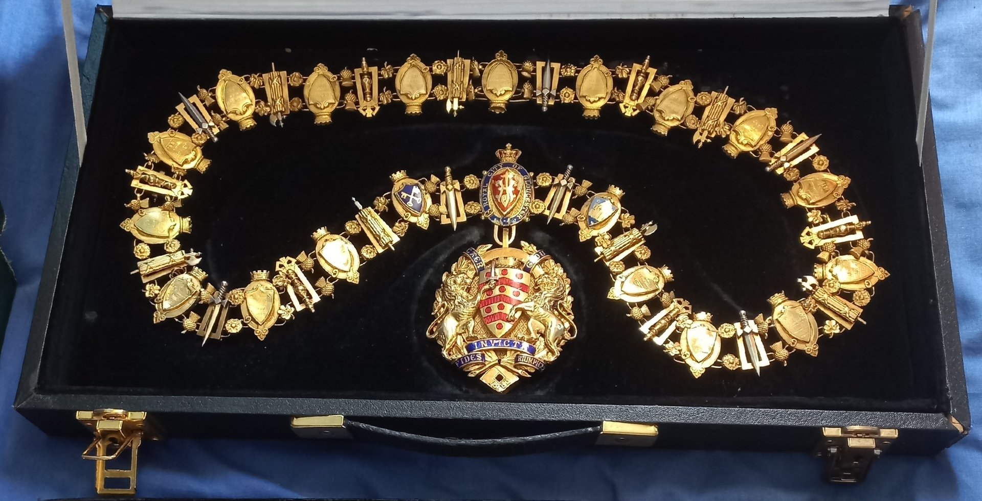 black and white bed linen