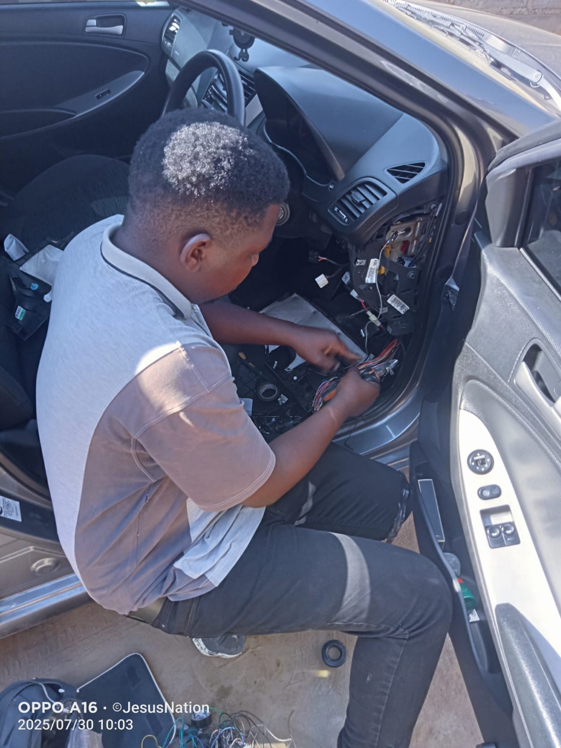 gray computer monitor