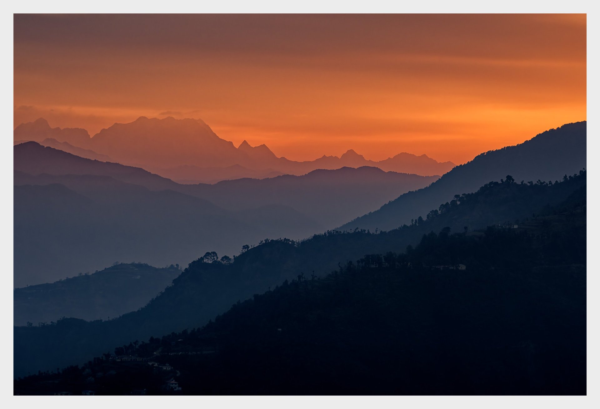 gray computer monitor