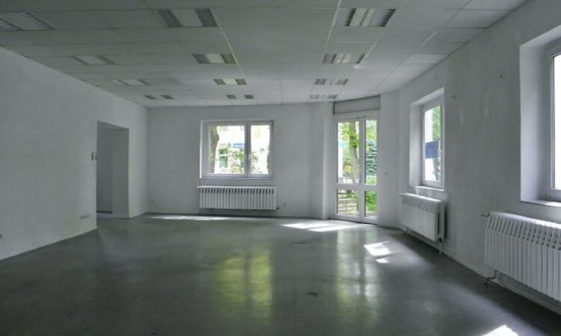 gray computer monitor