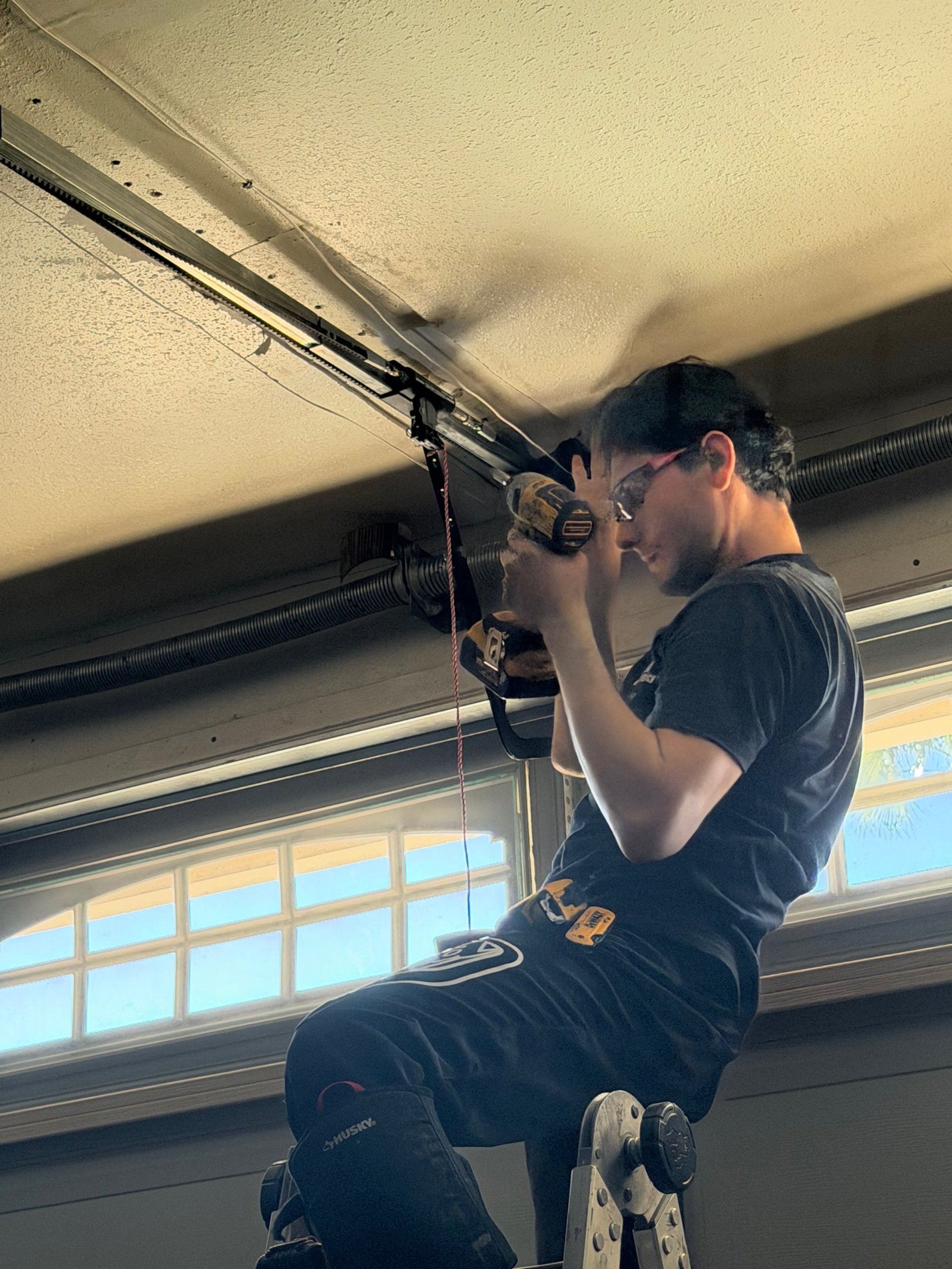 gray computer monitor