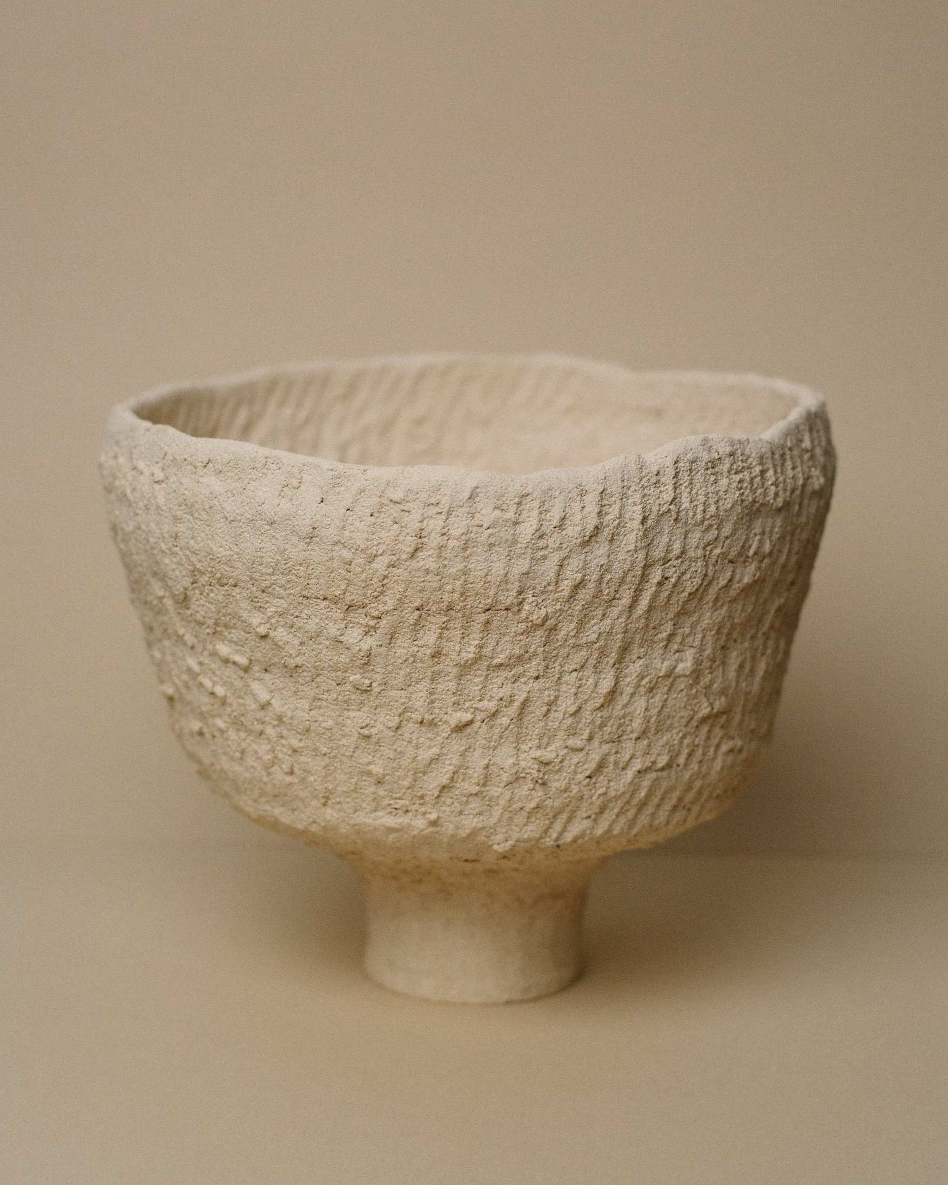 Coupe sculpturale en grès crème de la série Kairos modelée par Sabine Segura 