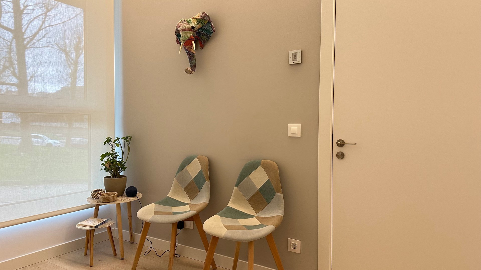 gray computer monitor