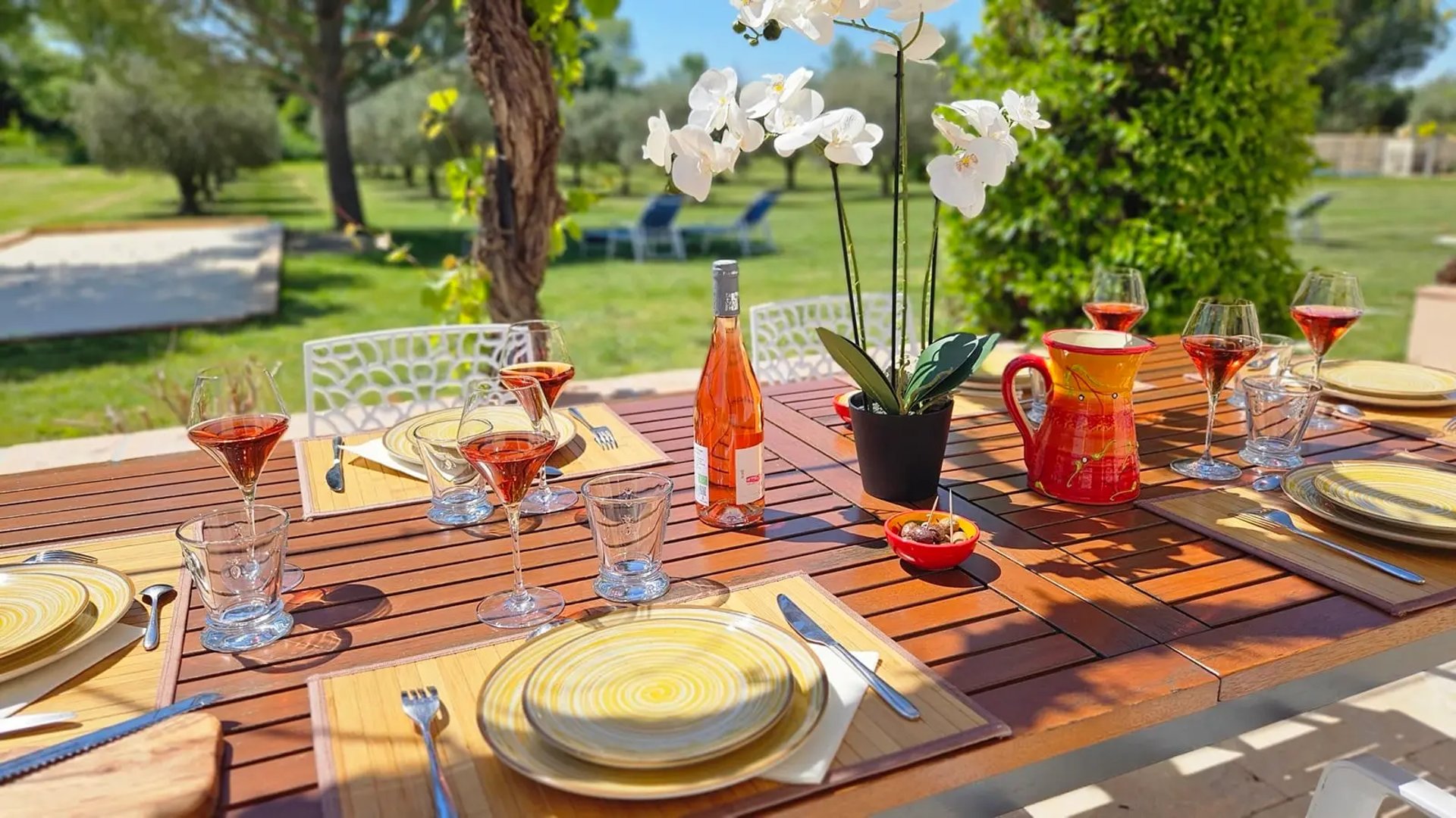 gray computer monitor