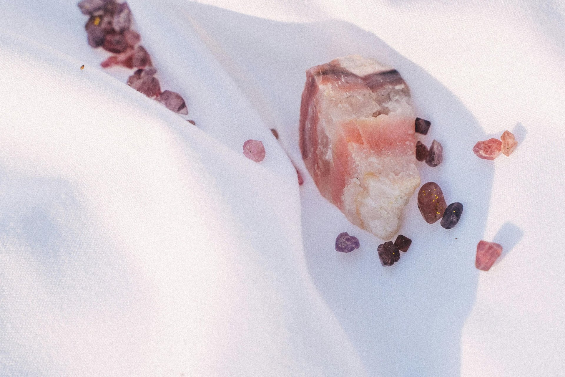 piedras preciosas rosas y color Salmon sobre una tienda 