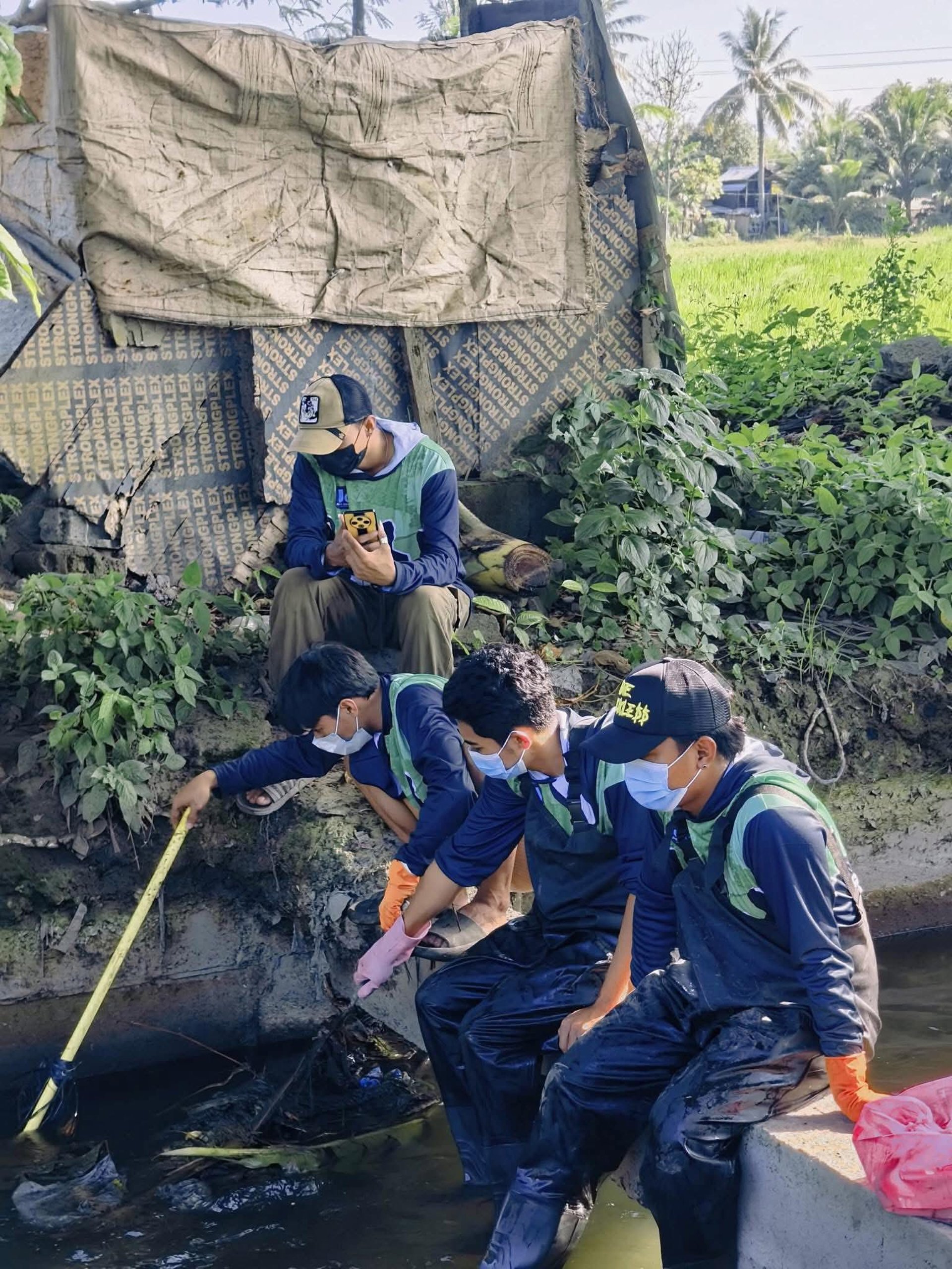 black and white bed linen
