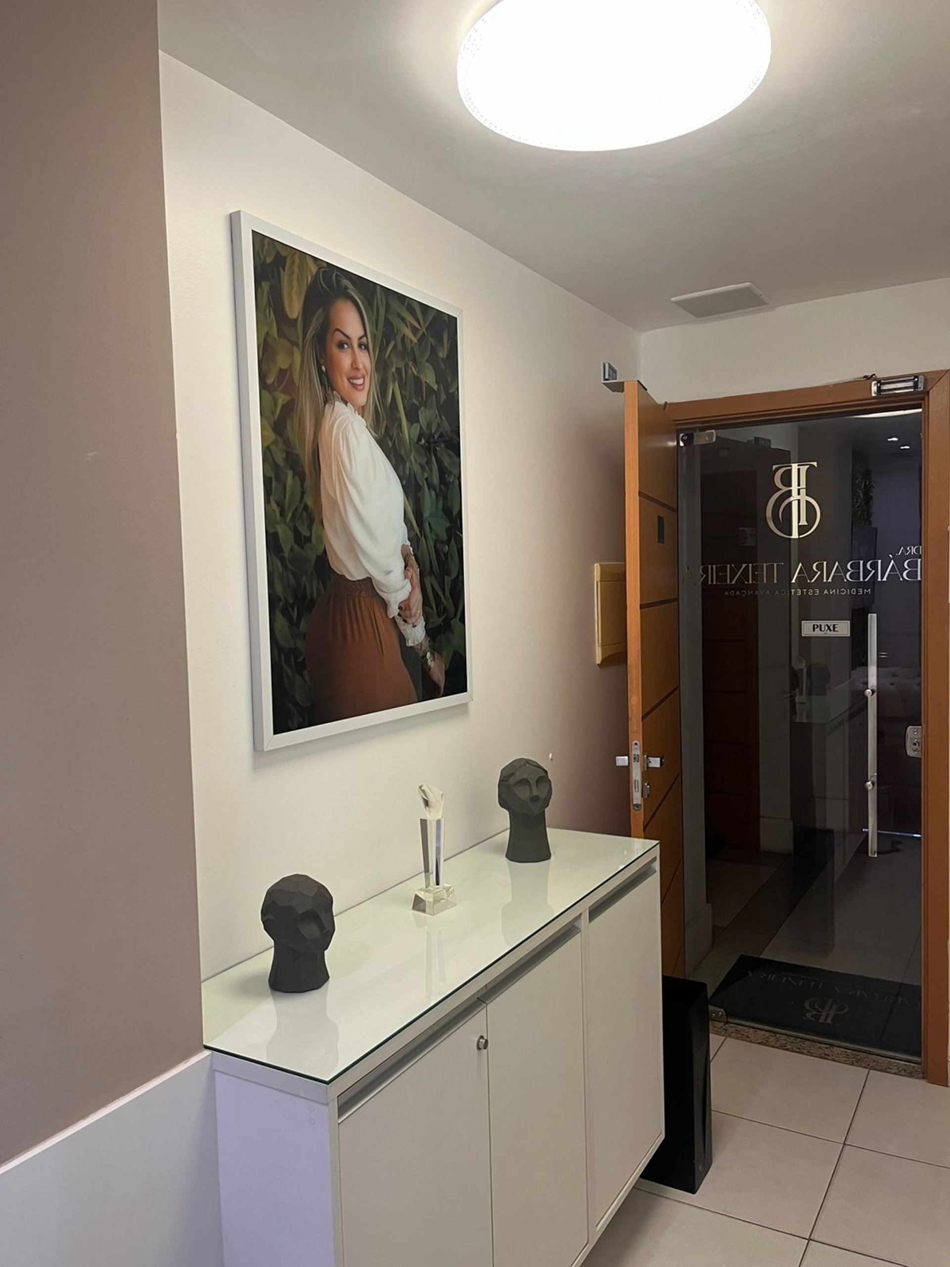 gray computer monitor