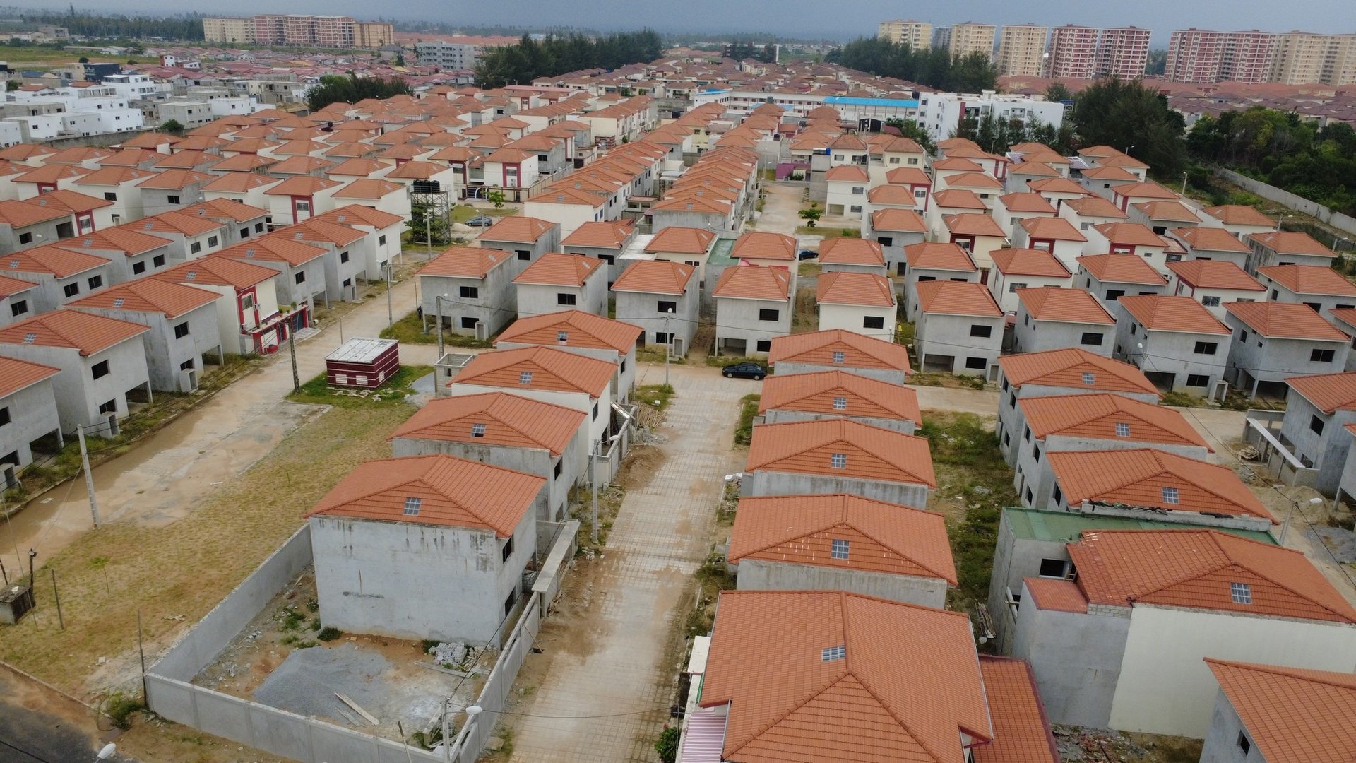 black and white bed linen