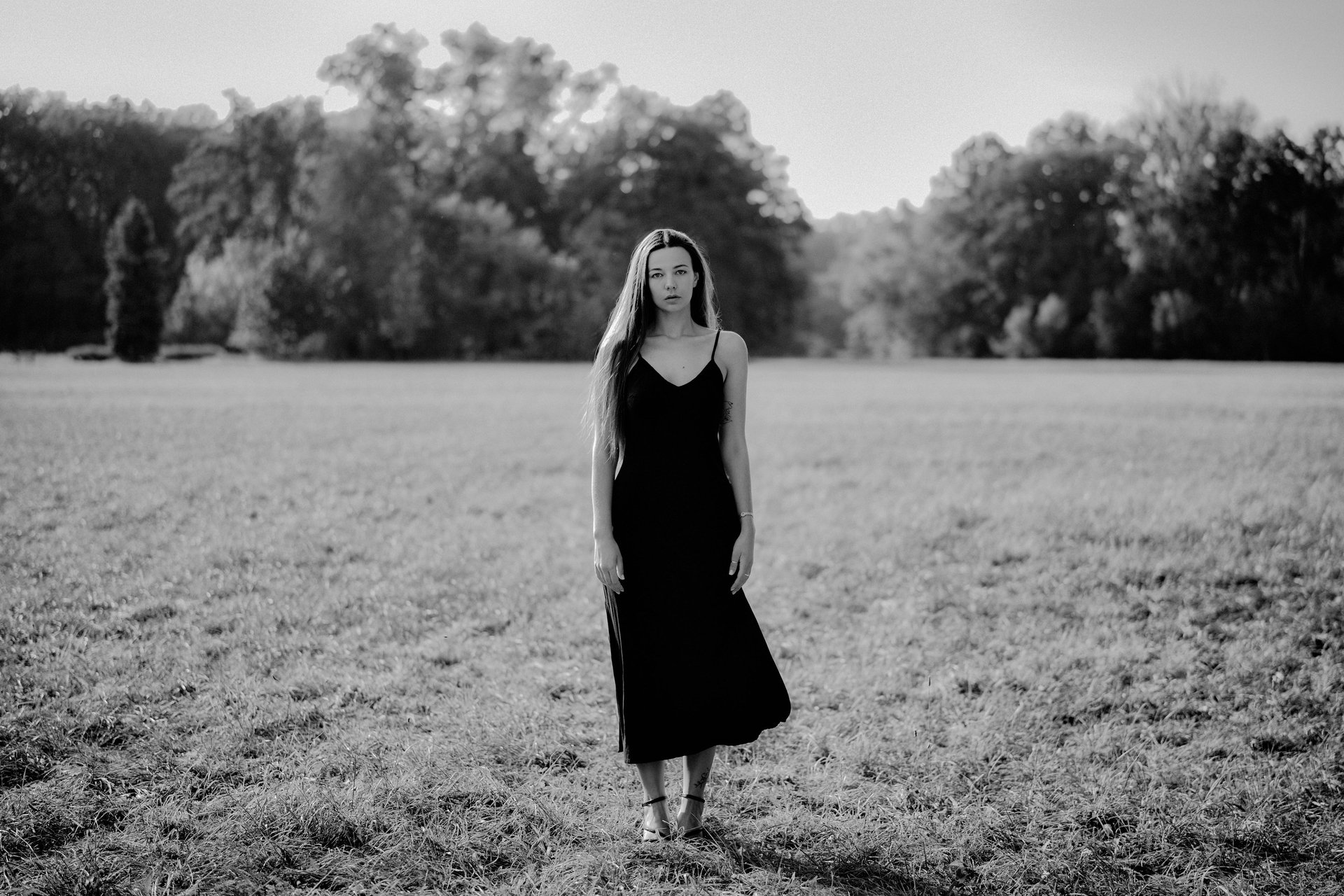 Minimalistyczny portret kobiety, w tle łąka i las, czerń i biel, Opole
