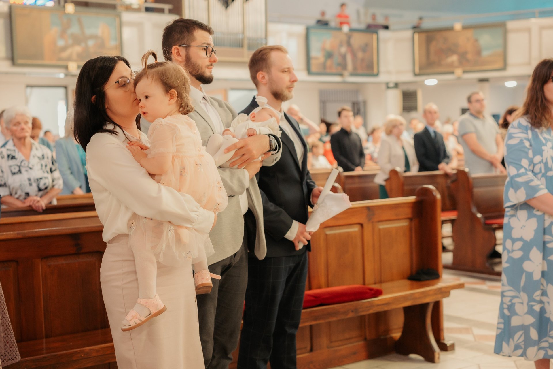 Zdjęcie przedstawiające chrzest dziecka w Kościele w Opolu.