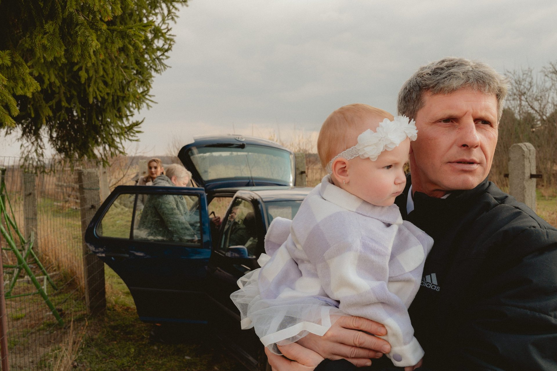 przygotowania-do-wesela-w-opolu-zdjei-cie-kolorowe-z-dzieckiem