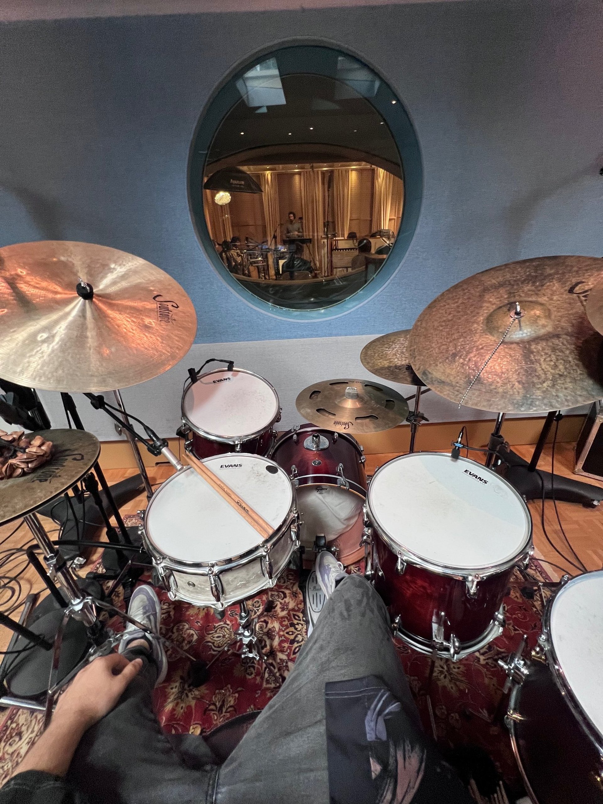 gray computer monitor