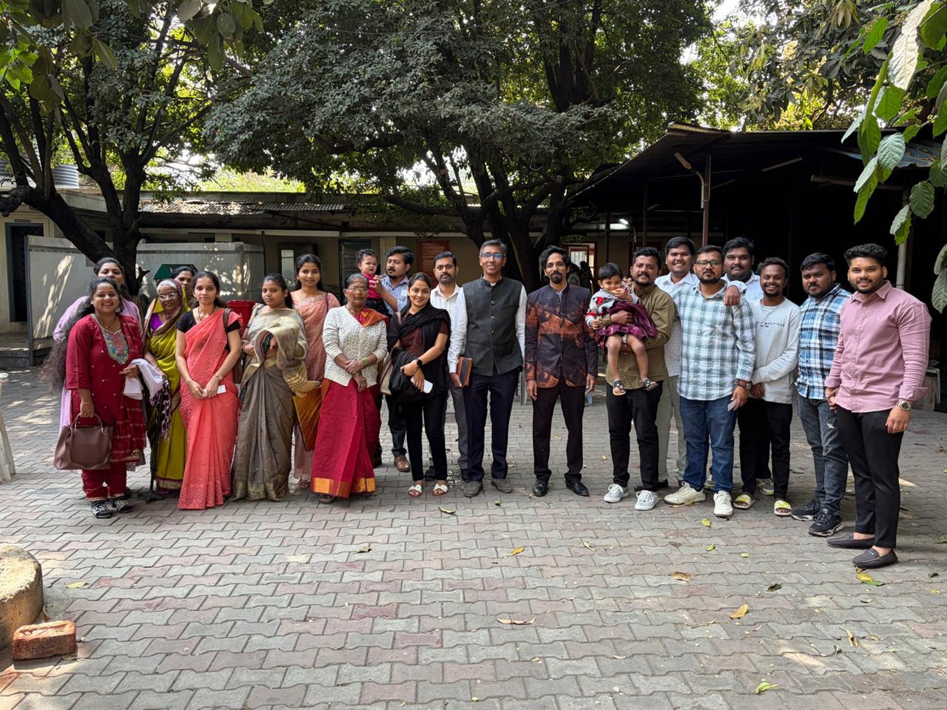 gray computer monitor