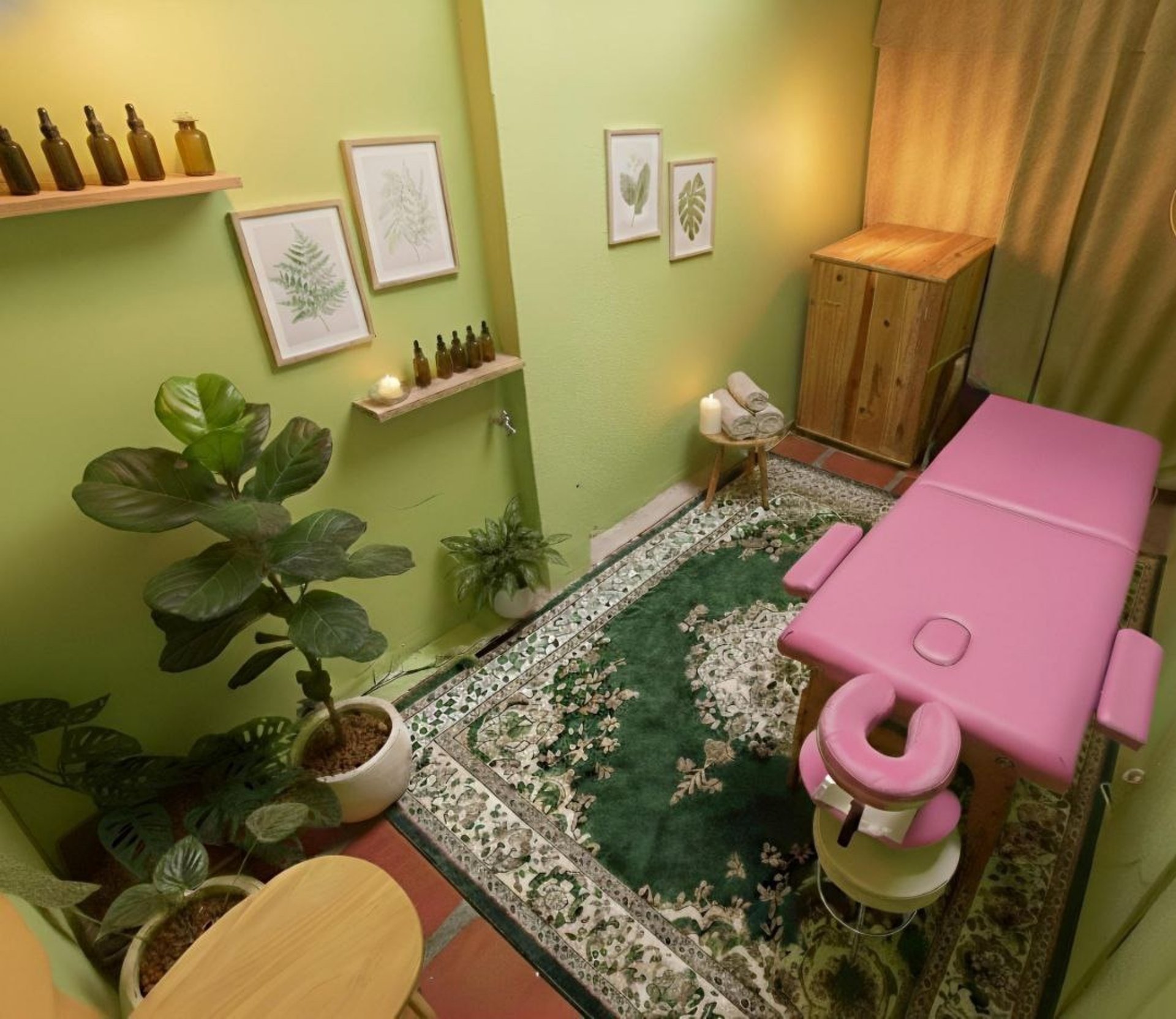 gray computer monitor