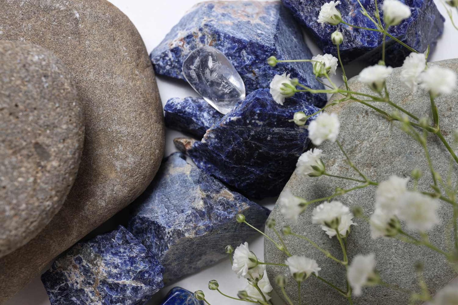 Fondo de piedras preciosas azules, rocas y flores
