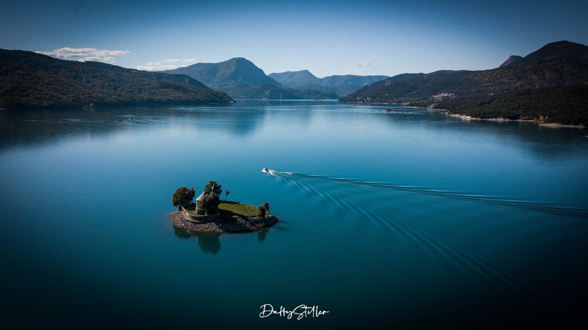 gray computer monitor