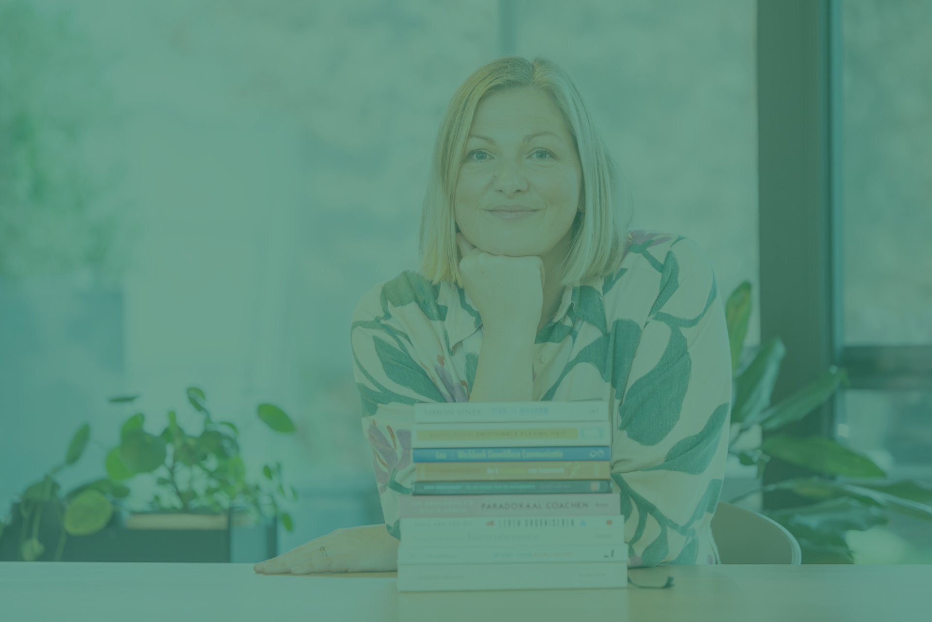 Iris Van Belleghem, gecertificeerd coach en Insights Discovery Practitioner, samen met boeken die haar inspireren