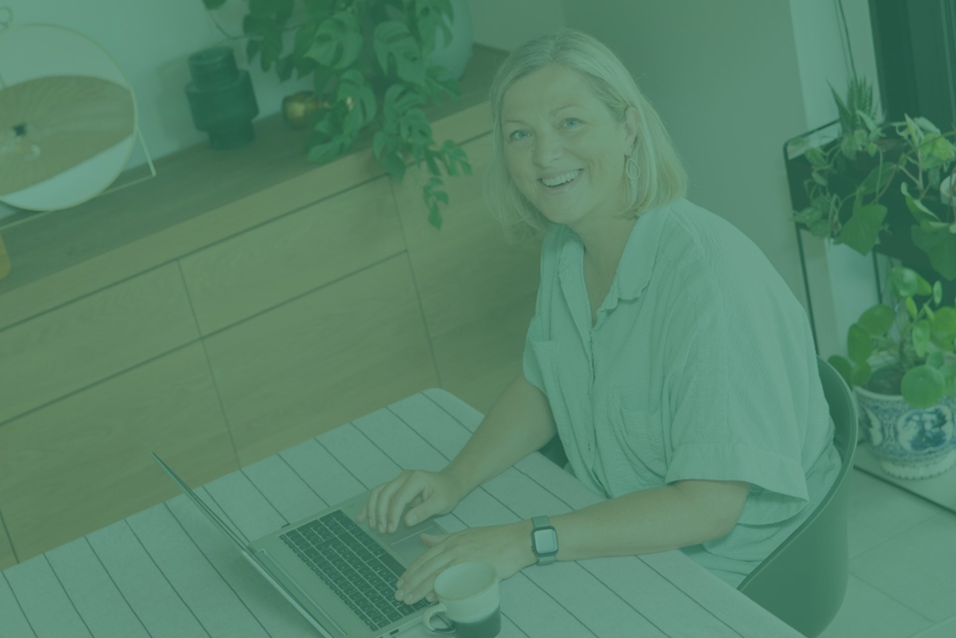 Iris Van Belleghem, oprichter van Sideline Coaching, op haar laptop