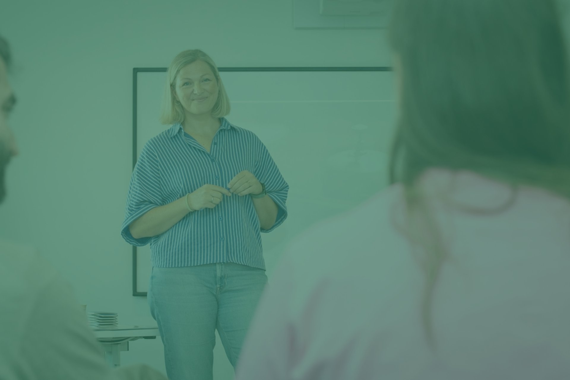 Iris Van Belleghem faciliteert een workshop voor een team professionals