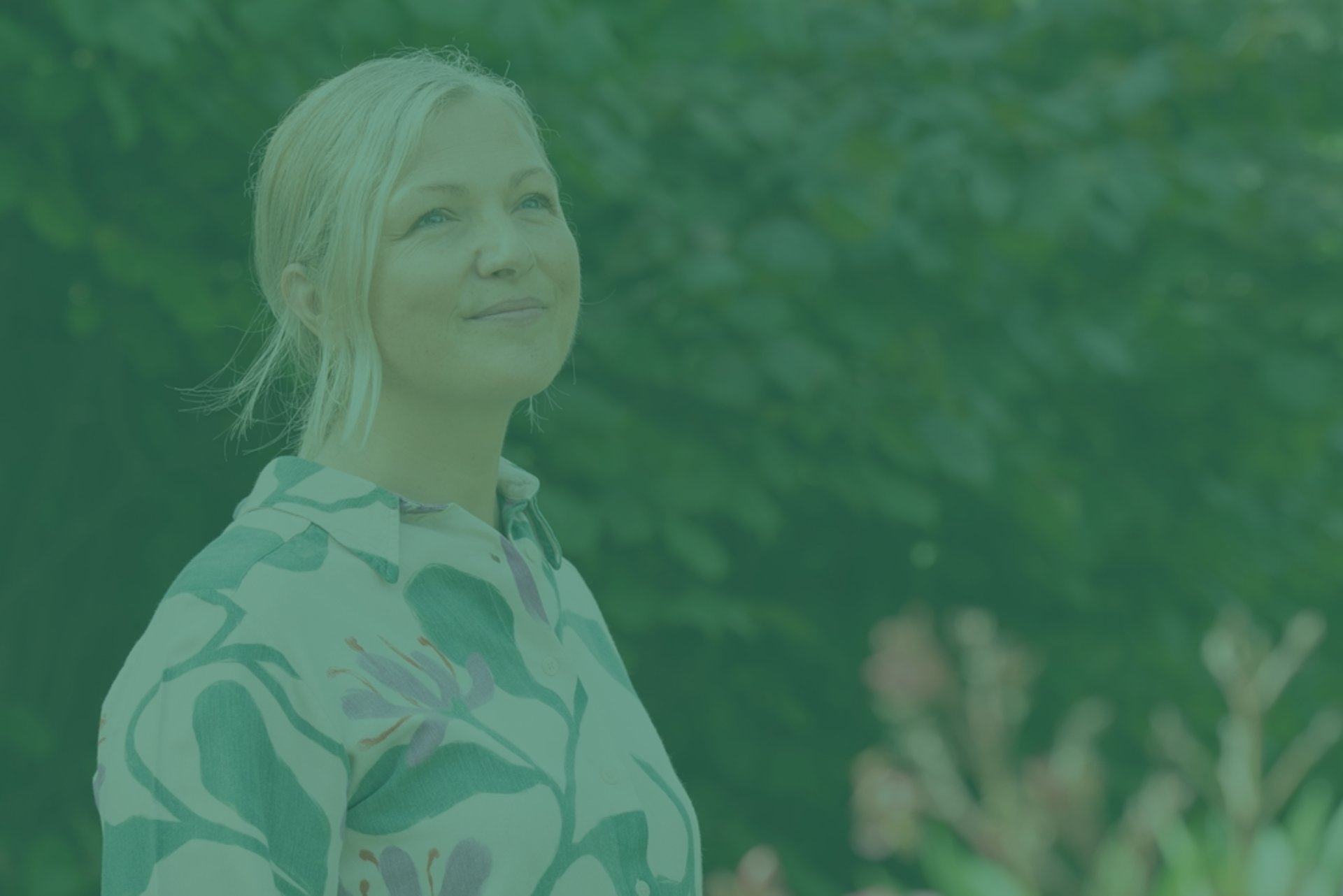 Iris Van Belleghem, trainer, coach en oprichter van Sideline Coaching, buiten in de natuur