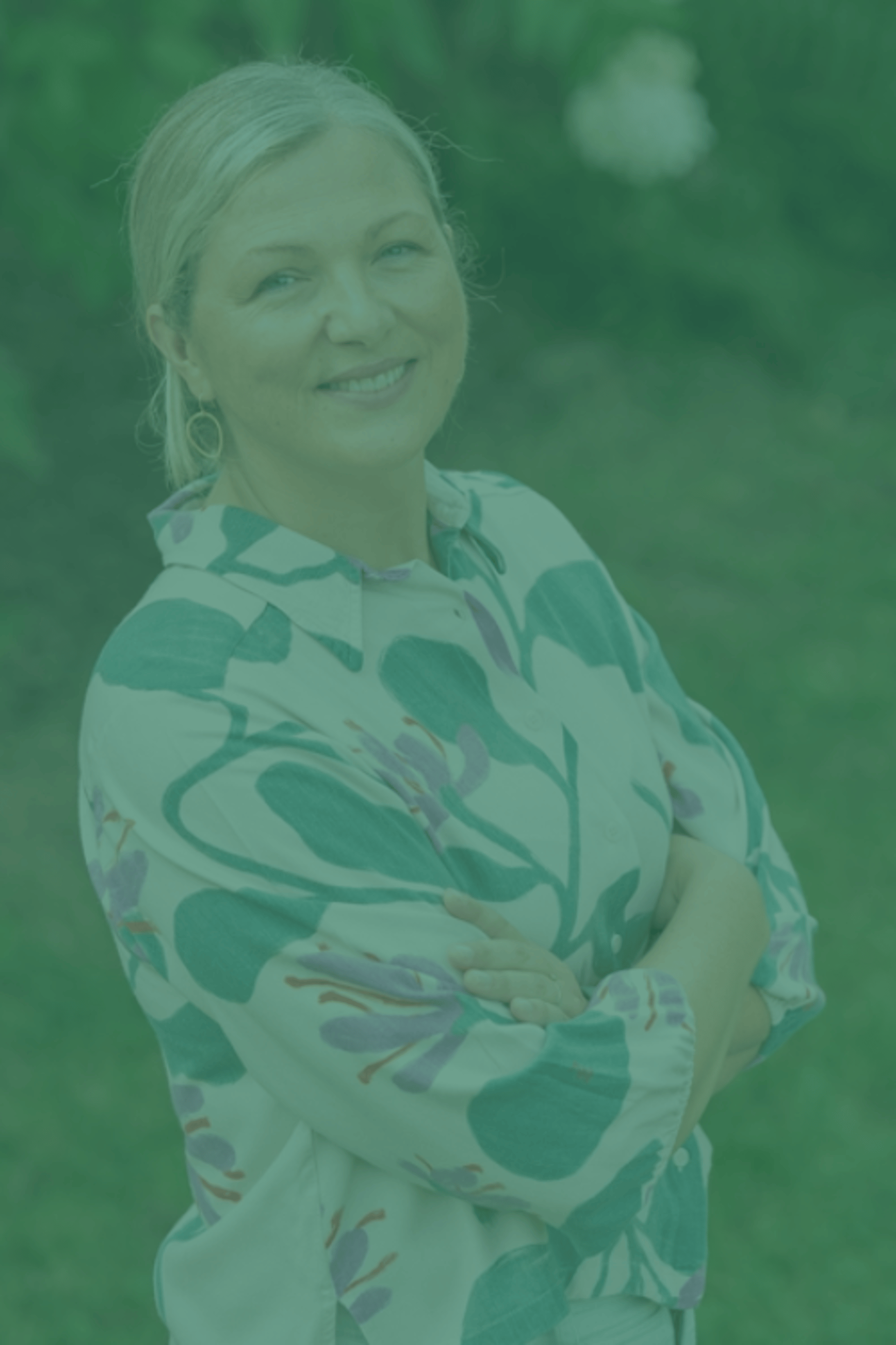 Iris Van Belleghem, trainer, coach en oprichter van Sideline Coaching, buiten in de natuur