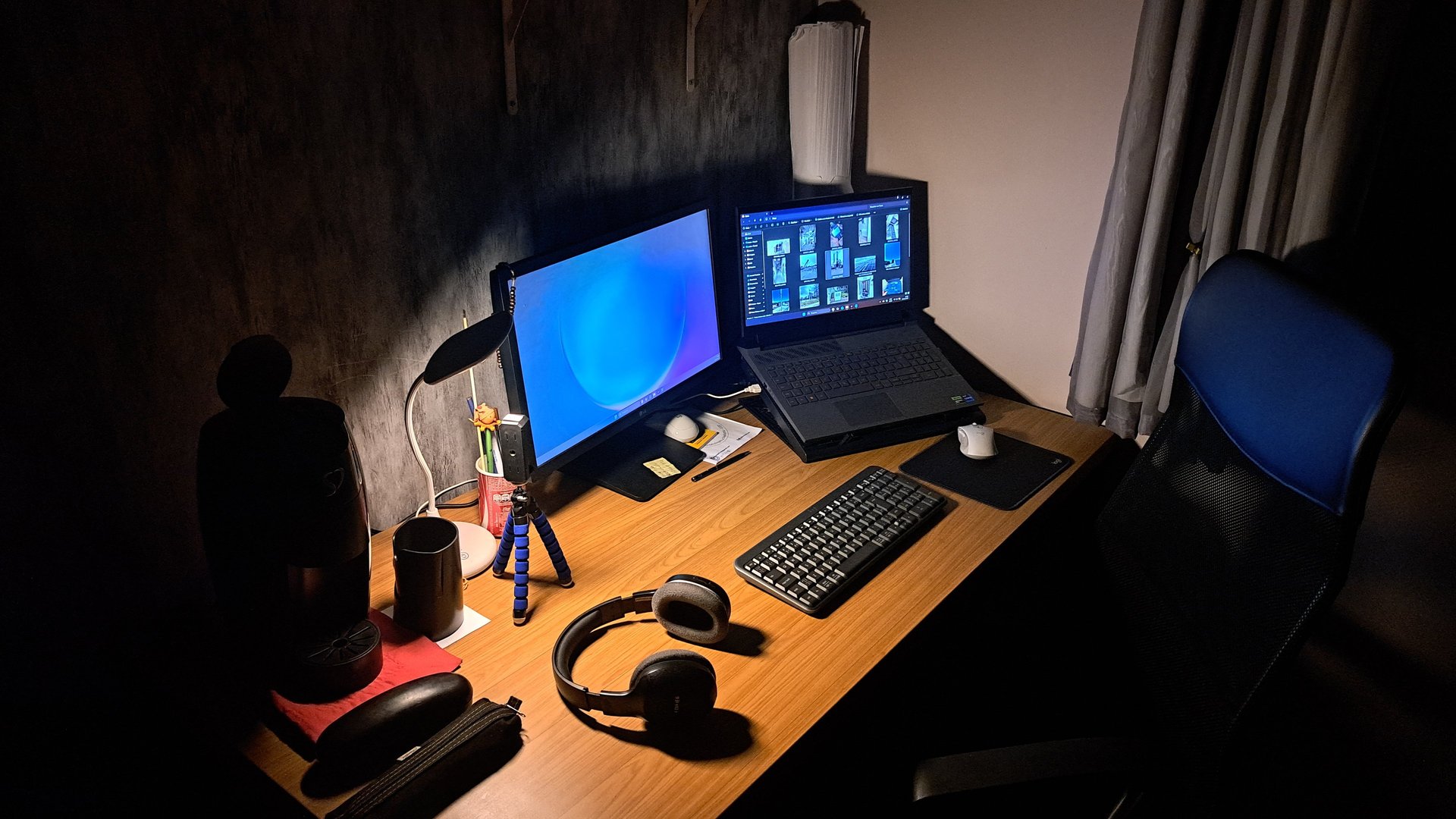 gray computer monitor