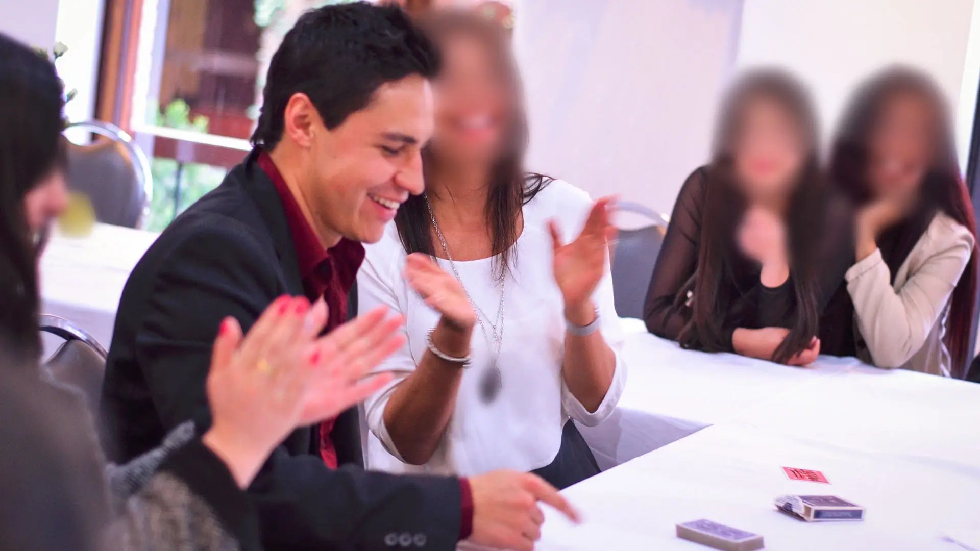 Invitados sorprendidos durante una presentación de uno de los mejores magos en bogota para eventos empresariales y adultos.