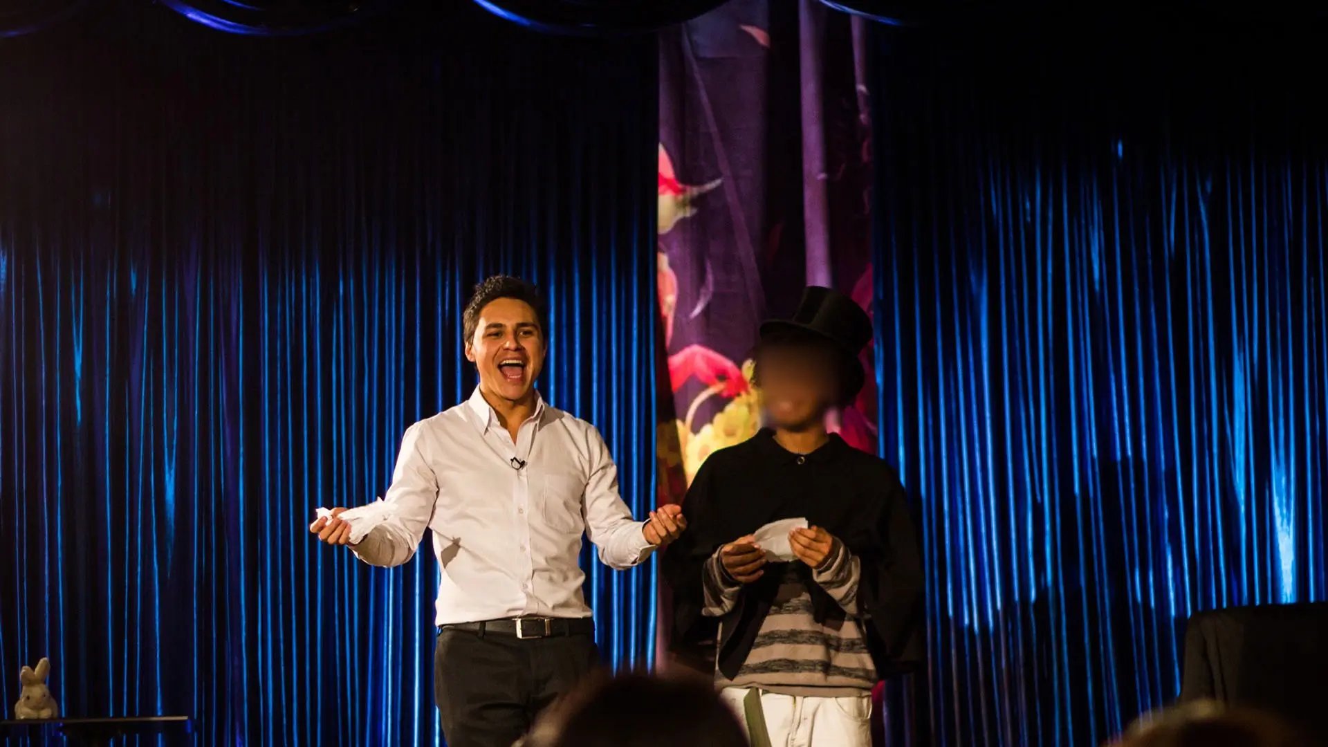 Alfredo Lorgia presentando un show de magia en Bogotá para eventos empresariales.