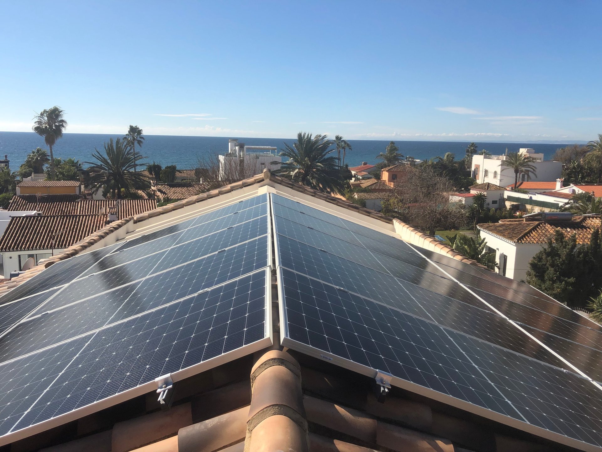 gray computer monitor