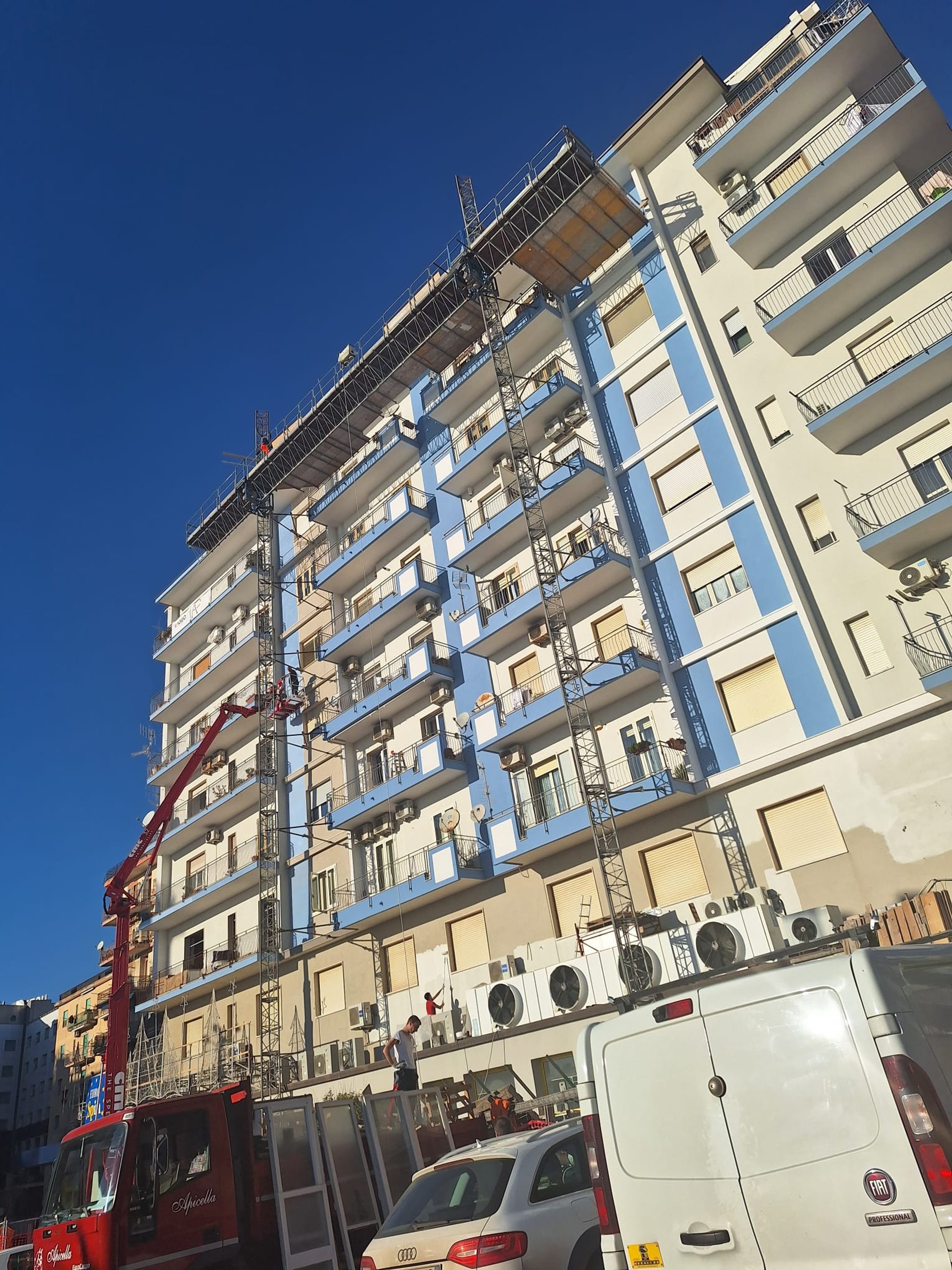 gray computer monitor