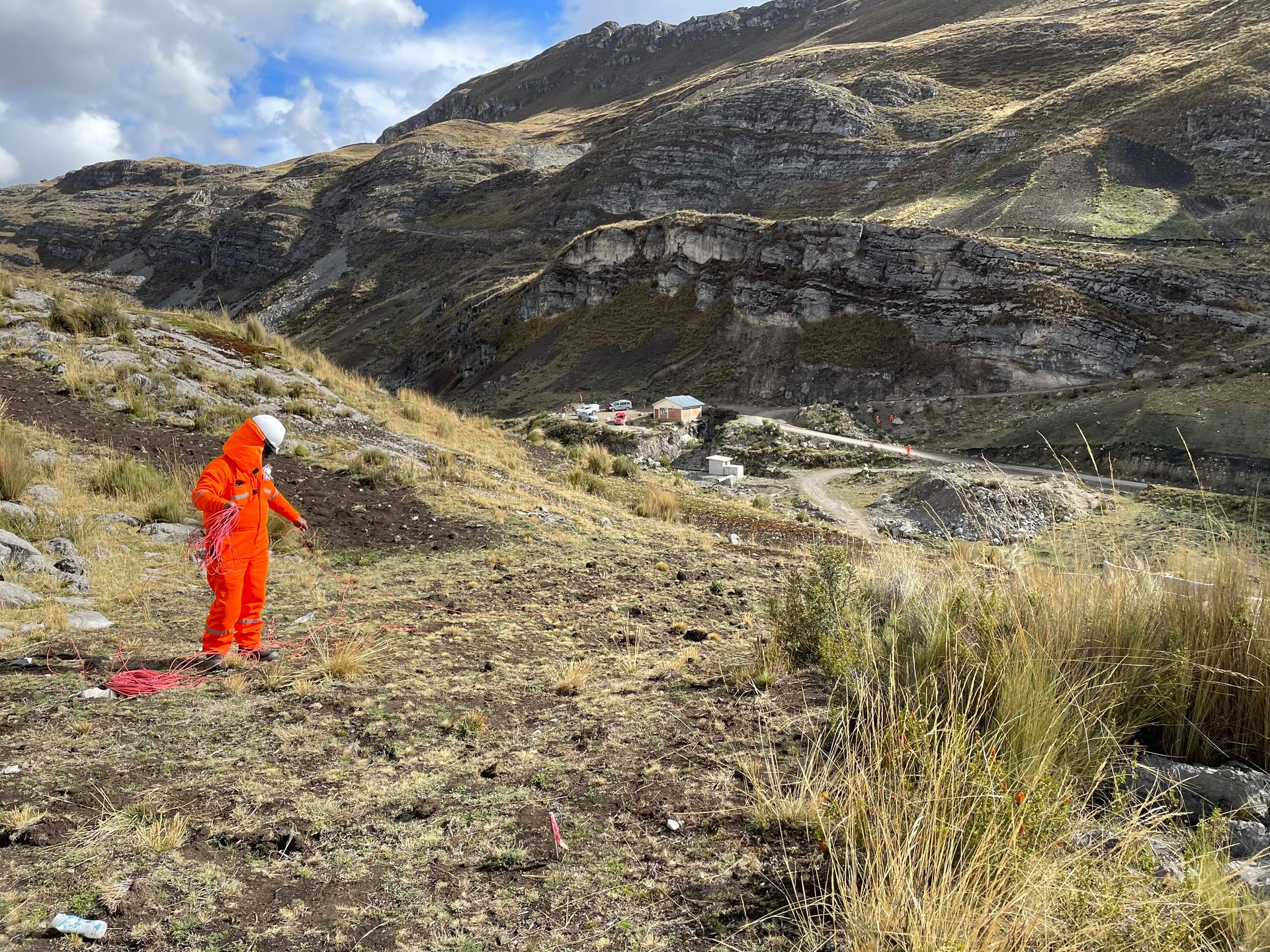 gray computer monitor